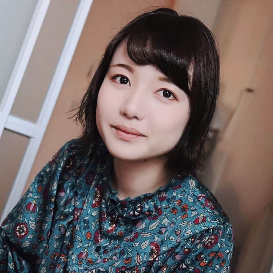 樺澤まどかさんのインスタグラム写真 - (樺澤まどかInstagram)「3年前  入社当初  若い、肌綺麗、ん？  何があった？  この3年で何があった！？！？  この3年の集大成を 4/18(月)のワンマンライブにぶつけます  ぜひお越しください🙇‍♂️🔥🔥  #樺澤まどか  #若い #3年前 #老い #アラサー #老いのスピード #原因不明 #いや原因は明確 #食生活 #完全に食生活の乱れ #食生活の乱れ #あと夜ふかし #夜ふかしNetflix #夜ふかし深酒 #深夜1人酒 #飲酒 #1人居酒屋 #1人居酒屋隣おじさんトーク #1人焼肉 #飲酒メイク落とさず寝落ち #自明でした #ショートヘア #ショート女子 #ボブ #外はねボブ #アラサーの頑張り  3年前と今どっちが好きですか？」4月1日 0時12分 - kabasawa_madoka