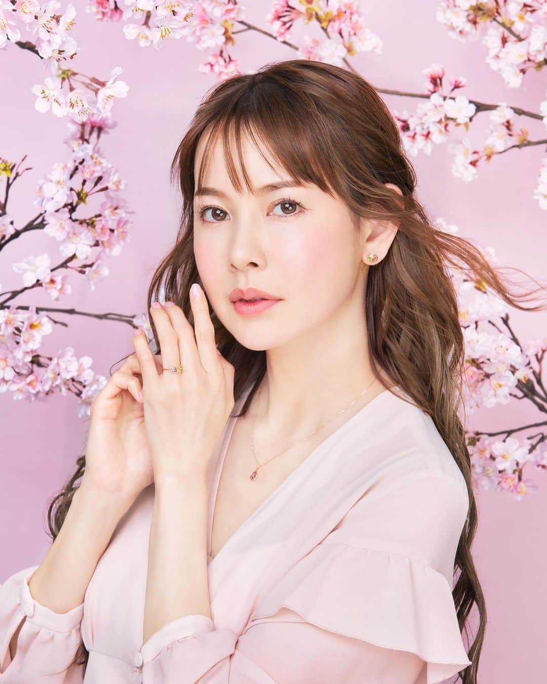 上原さくらのインスタグラム：「3月31日で45歳になりました❣️ 数字が増えることは別にいいのだけど、これから深刻化するであろう老化現象が若干不安です😅 今ですら毎日あちこち痛いし疲れが抜けないし、スマホの文字見えないので👀 だけど、歳をとるごとに人生の捉え方のコツが掴めている気がしてます😉 こちらの写真は誕生日の10日前に撮影しました。 私のデザインした桜の花びら🌸モチーフのアクセサリーを身につけてます❤️ よかったらチェックしてみてくださいね！ #chelom #45歳 #誕生日　#老眼 です。 #アラフィフ #桜」