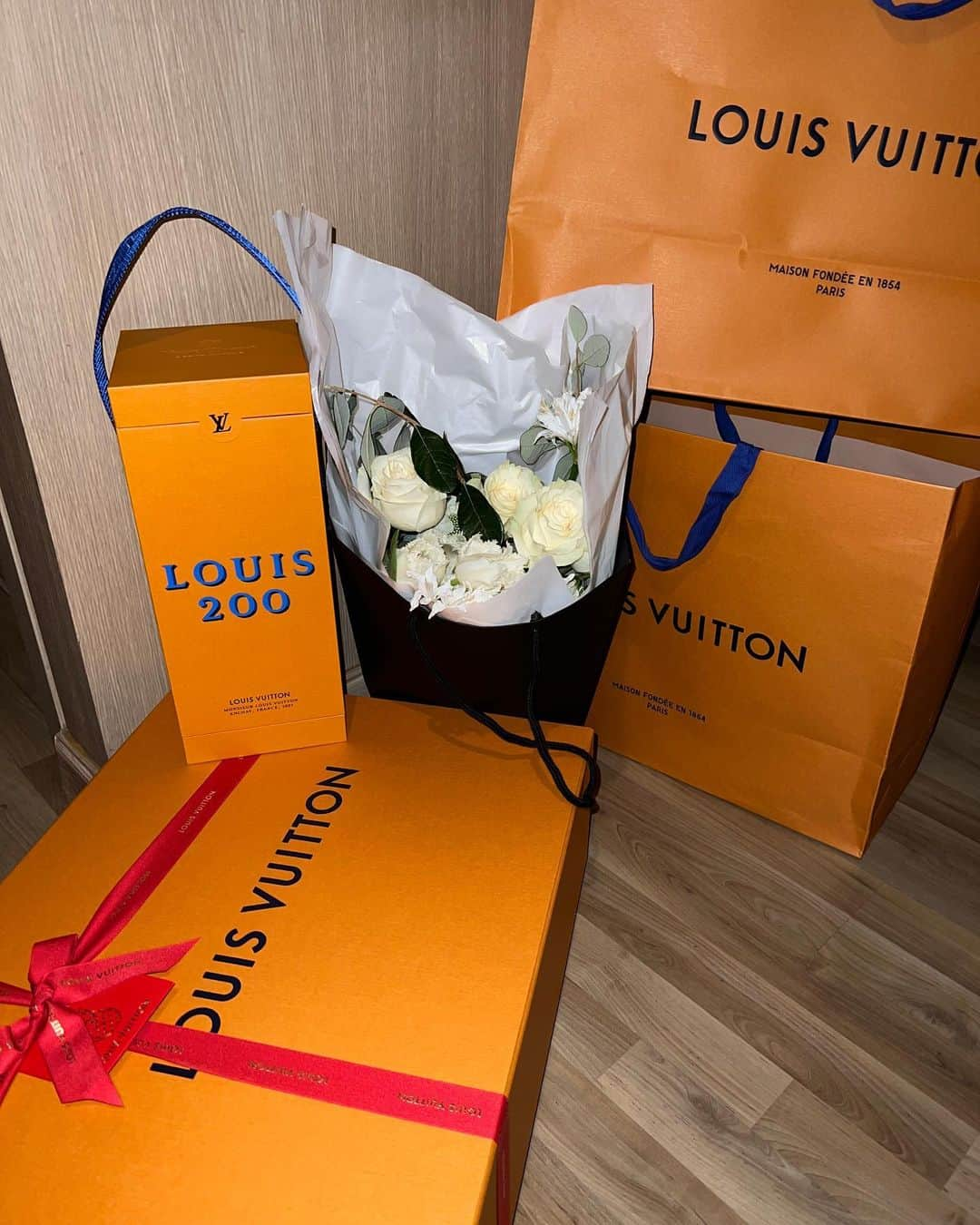 ソン・ミンホのインスタグラム：「Thx to LV ✨#louisvuitton」