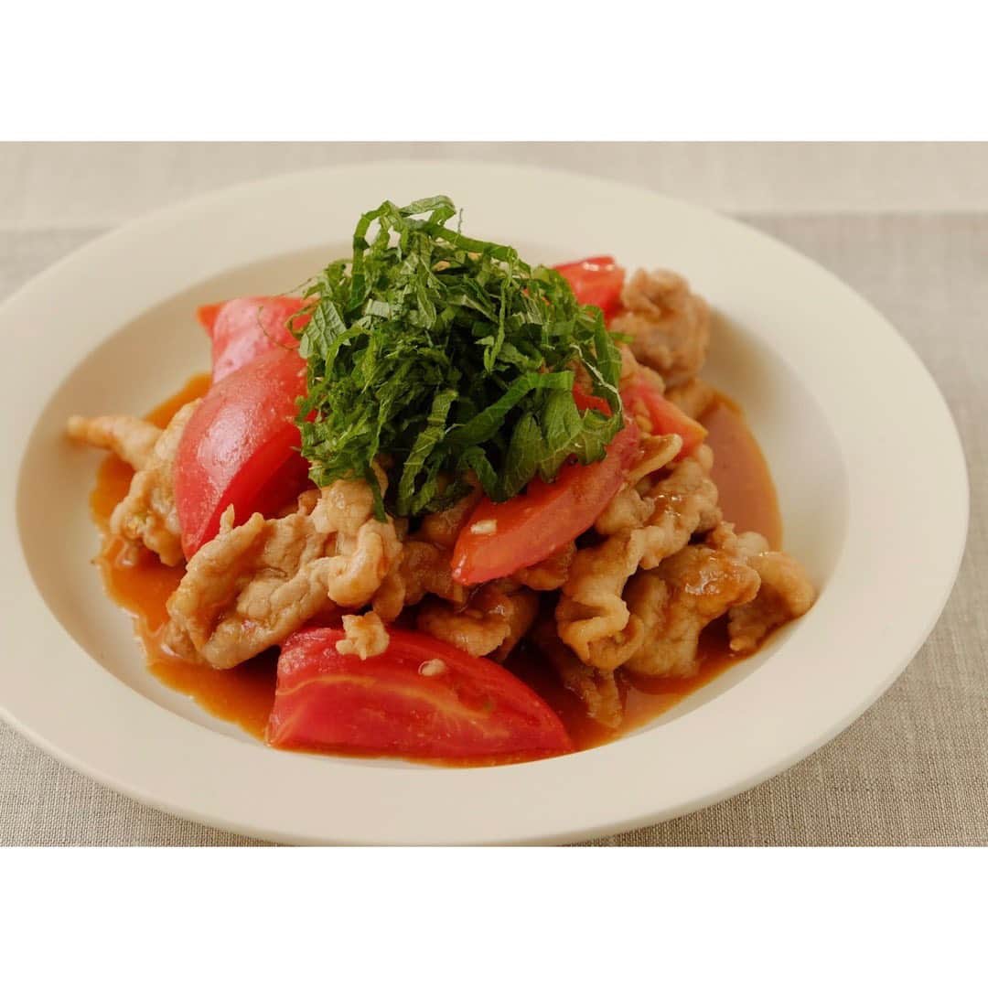 麻木久仁子のインスタグラム：「トマトと豚肉のオイスター炒め。 紫蘇たっぷり。」