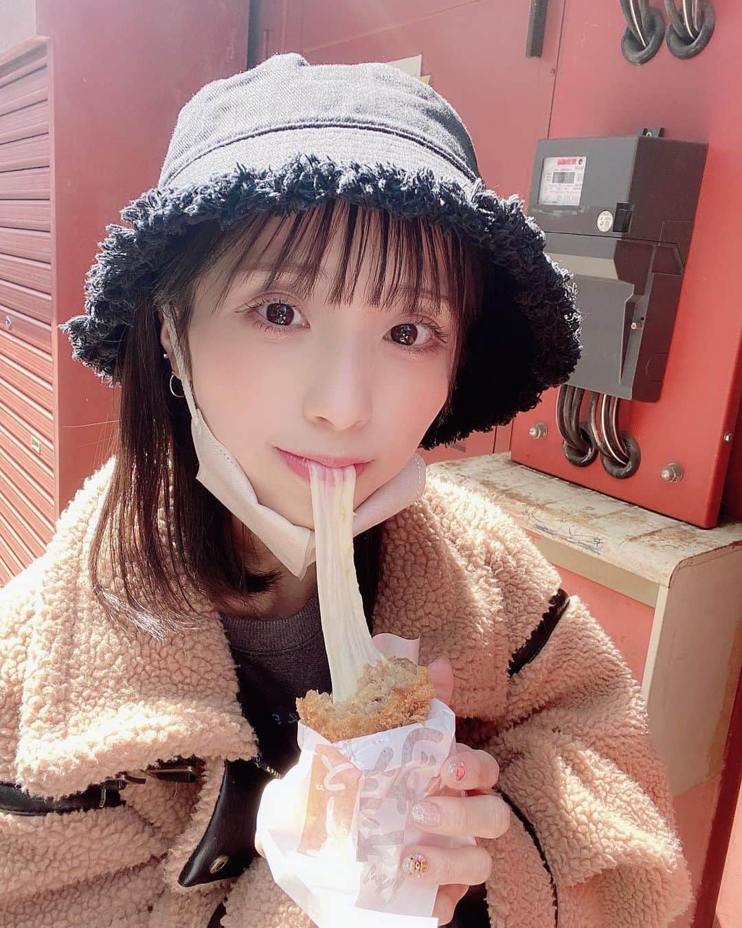 美咲優羽のインスタグラム：「. . . 彼女と浅草デートに使ってください！ Twitterにあげたのとは少し違う写真だよ👵！ 周りには可愛い着物でインスタ映え写真撮ってる女の子が沢山いてゆーもいつかそういうのしたいって思った！ お友達さんゆーは今年こそ中目黒の桜が見たいので誰か一緒に行きませんか🌸 もう4月かぁ早いなぁ。毎日ぬるっといきてると歳だけとって成長できない大人になっちゃう気がするからしっかり毎日地に足つけて今ある目の前のこと全力でできる日々過ごしたいな！頑張ろ！夏ももうすぐなのかぁ〜？春はどこ行った〜？ 今日昼間あったかかったら珍しくスカートでも履きたいなぁの気分になったんだけど結局家出る直前にいつもみたいにズボンに履き替えてた。。。まだ足を出すには自信がないみたいです。。。美脚になりたいにゃ〜  . #東京グルメ #浅草グルメ #浅草 #浅草食べ歩き #東京観光 #l4likes #粉我 #selca #selfie #셀카 #셀카그램 #today #ootd #dailylook #instagood #instalike #instafashion #followme #インスタ映え　#アイドル #japanesegirl #地下アイドル#japaneseidol#japanesegirls #地下アイドル好きな人と繋がりたい」