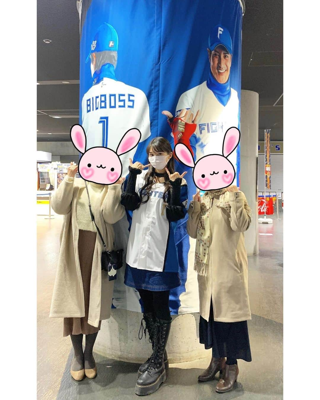 牧野真莉愛さんのインスタグラム写真 - (牧野真莉愛Instagram)「♡ ♡ 札幌のお姉ちゃんたちがくれました💕(飯山裕志コーチファン＆大谷翔平選手ファン) 🎀 ⚾️2022パ・リーグ公式戦⚾️ 北海道日本ハムファイターズVS.埼玉西武ライオンズ 2022.3.29(火)🐶札幌ドーム 🐻🐻🐿🦊 うちの試合行きました💖応援❣️❣️❣️ LOVE❤️新庄 ♡ ♡  #LOVE新庄 ❤️ #lovefighters 🐻🐻🐿🦊 @fighters_official  #北海道日本ハムファイターズ 💖 @frep_the_fox  #モーニング娘22 #morningmusume22 #牧野真莉愛」4月1日 0時51分 - maria_makino.official