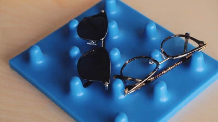 Warby Parkerのインスタグラム：「We’re so excited to announce the release of our eyewear tray, made in partnership with design studio @LichenNYC. Ever since their co-founders met (exchanging vintage furniture online in 2017), Lichen NYC has become known for their boundary-pushing original ideas on interior design.   Made of soft silicone, its curvy construction can hold up to three pairs at a time, as well as rings, watches, and other accessories, too. To top it all off, it's finished in a shade of our favorite color—blue!  To celebrate our collaboration, we’re giving back to where design and literature meet. We’ve made a donation to the @resourcelibrary, a Brooklyn-based lending library making design publications more accessible to a wider, more diverse community.  Shop now via the @lichennyc website!」