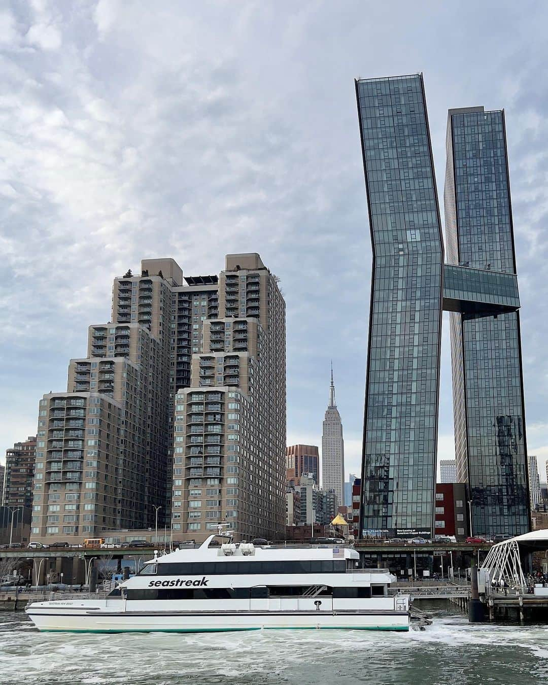 New Yorkのインスタグラム：「I’m definitely enjoying these ferry trips. Now that spring is here, it’s a cool way to get around the City. And what about these views?」