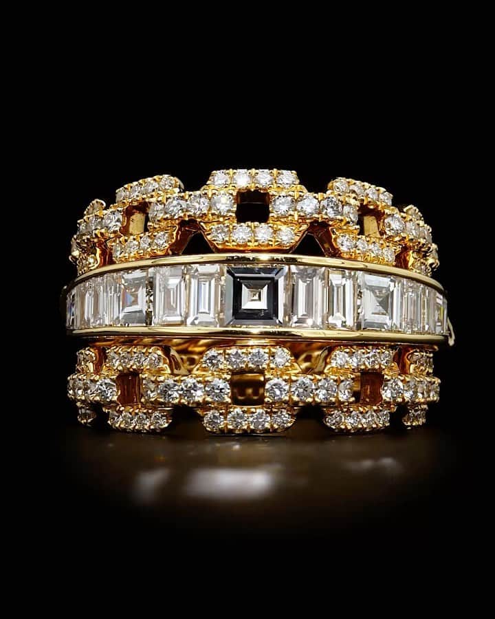 デビッドヤーマンのインスタグラム：「Oscar-worthy glamour. This #DavidYurman High Jewelry Stax Chain Ring is designed with articulating rows of brilliant-cut diamond links and custom-cut baguette diamonds—all handset in 18K yellow gold.  For product inquires, please reach out to our specialists at customercare@davidyurman.com.    #DavidYurman #VFOscars #VFOscarParty」