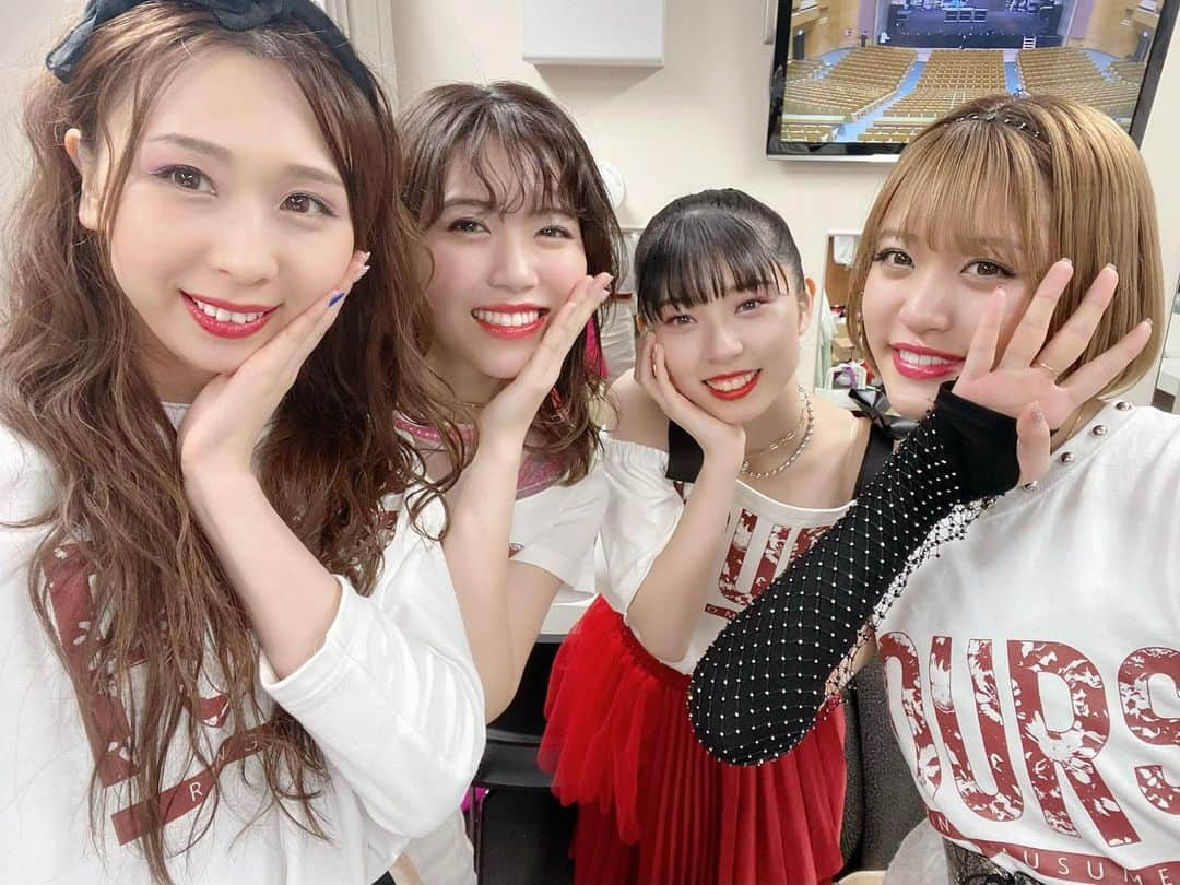 王林さんのインスタグラム写真 - (王林Instagram)「FOURs  4人で活動した６年半、アイドルとしての15年、出会ったすべての方々に心から感謝でいっぱいです。 スタッフさん方、共演者さん、farmerのみんな、メンバー、今まで本当にありがとうございました。 4人でRINGOMUSUMEができて、4人のRINGOMUSUMEのリーダーができて嬉しかった楽しかった。 この先もずっと王林の1番好きなグループは私達RINGOMUSUME。 みんなのことが大好きだよ、愛してるよ。 たくさん支えてくれてありがと。 あたりまえだった3人がいる毎日。 事務所に行ったらまたおつかれー！っていつも通り3人がいて、練習しなきゃいけないのにどうでもいい話で転げるほど笑って、3人とステージで歌って踊って、目の前には沢山のfarmer、そんな日々が終わってしまったことに慣れるのはちょっぴり時間がかかりそうです。 そりゃそうよ、1番大切にしてきた大好きな場所だもん。 でも、今日のステージにRINGOMUSUMEの王林の全てを置いてきました。 みんなからの愛を胸にこれから王林として頑張ります。 3人がいつでも戻ってこられるような場所を青森でつくってるから、みんな思い切り輝いてきて！！  たくさんの愛をありがとうございました。 自分で言うけれど、私達4人、最高です！！  RINGOMUSUME完  #ringomusume #FOURs」4月1日 1時31分 - ourin_ringoooo