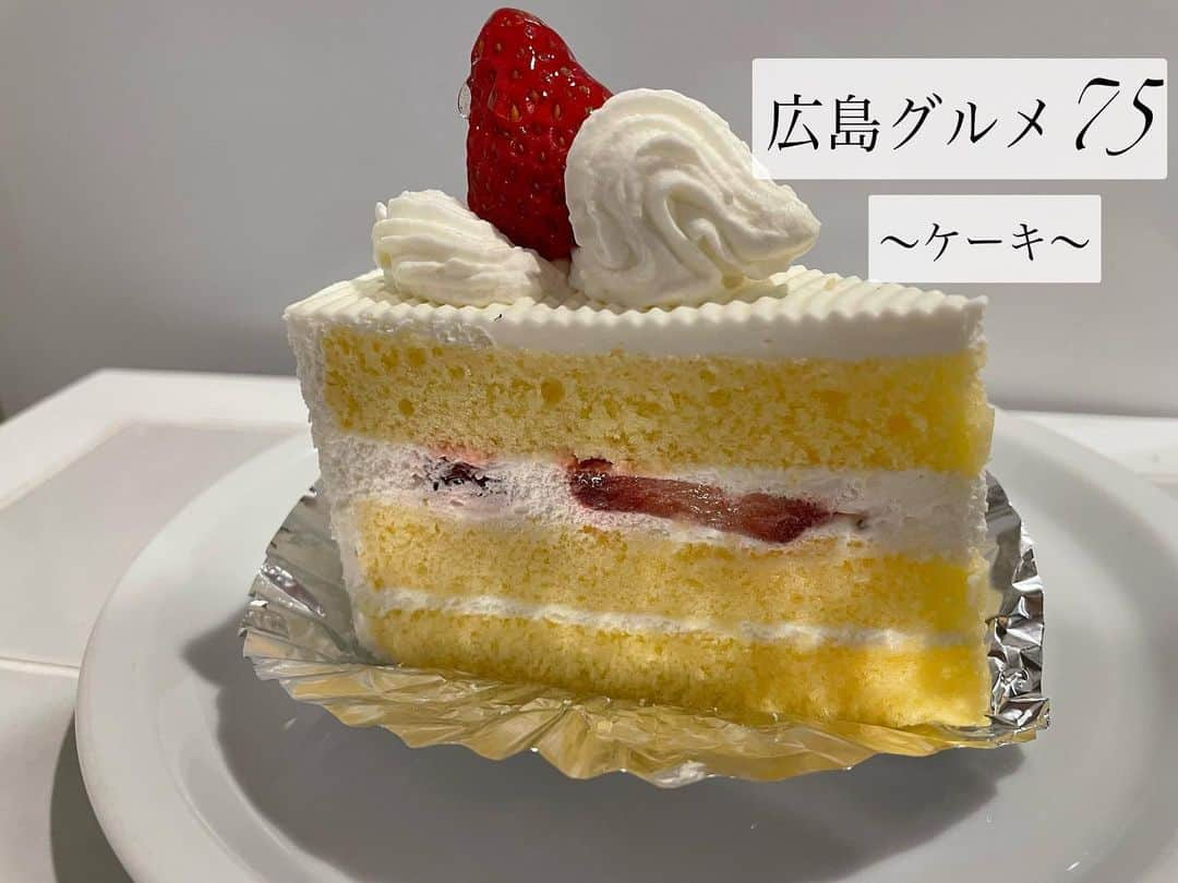 おぎたともこさんのインスタグラム写真 - (おぎたともこInstagram)「ケーキもらった٩( 'ω' )و  相方がくれたケーキがぶちこのみーーー 感動したわ😍  特に苺のショートケーキのスポンジがすきだわ〜  ほどける❗️ しっとりとかふんわりじゃなくて、ホロホローって😋  クリームもくどくないしバランス最高♪  チョコのケーキも、ほんまにおいしくて、寝起きでも30センチ食べられるー✨ どの層も好きー🤎 高いチョコの味がした  #このみ #おぎたともこ #広島グルメ #ケーキ #広島ケーキ #西条 #語彙力不足 #伝わったか分からんけどぶちうま」4月1日 1時49分 - konomiogitatomoko