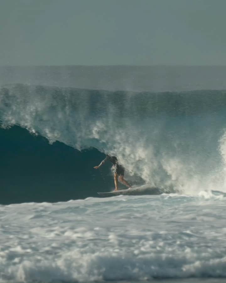 ジェレミー・フローレスのインスタグラム：「Little strike missions around the pacifique to score waves like that 💥. . Quelques petites escapades au milieu du Pacifique pour surfer des vagues comme ça 💥. . 🎥: @timmckenna . . #WithTheBrothers #SurfAddict #Pacific #Mauruuru les locaux 🙌🏼」