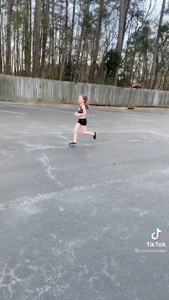 Average Parent Problemsのインスタグラム：「As the mother of a kid who is at least a head shorter than all of her peers, all I have to say is, “YOU’RE DOING GREAT SWEETIE!!!!” credit: carleeorander on tiktok」