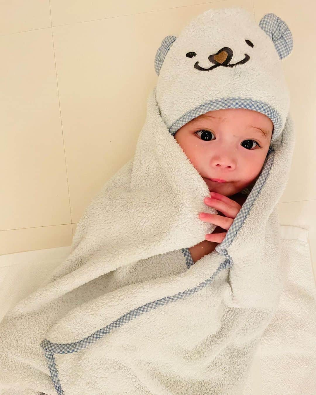 平愛梨さんのインスタグラム写真 - (平愛梨Instagram)「11ヶ月bébé👶  私はすっかり忘れていた🥲 今月この子が1歳になるということを‼︎  1番目(バンビーノ)と3番目(べべ)明らかに接し方が違う😅  今月誕生日!と分かってからも日にちを13日‼︎と勘違い🙃 (13日は2番目のべベック🥲誕生日は8月だけど)  目の前のことしか気が向いてない😥  次へ次へ‼︎ともっと先のことに目を向けねば‼︎ #子供の誕生日を#気づかせてくれた#酒井選手の奥様#ほんとに#海外生活から#たくさんお世話になり#感謝の気持ちでいっぱいです#そのお陰で#余裕をもって#bebe の#誕生日#今から#準備できそうです#ありがとうございます#バンビーノ#誕生日#リベンジするの忘れてた#結局#大事なのは#その時だよね#😅#お風呂上がりの#赤ちゃん」4月1日 2時05分 - harikiri_tairi