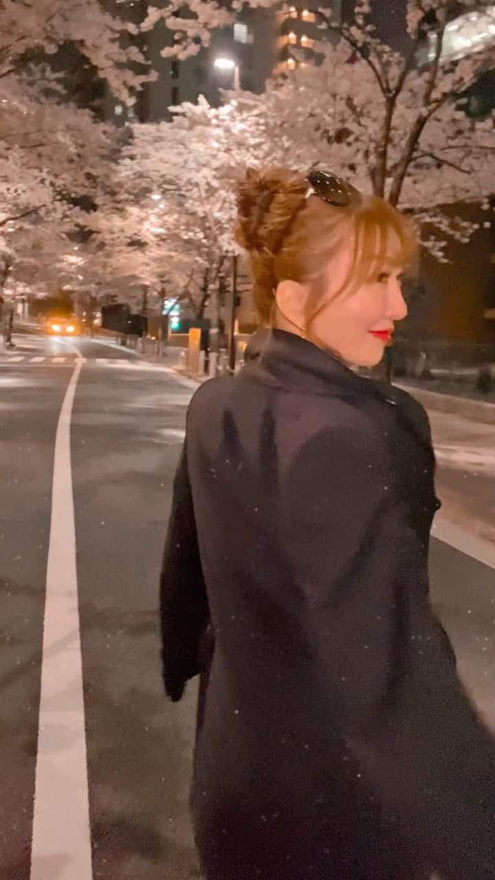 JUNKO（飯田順子）のインスタグラム：「夜桜🌸  #桜#さくら#サクラ#🌸#cherryblossom #cherryblossom#cherryblossoms #春コーデ #春服コーデ #春服 #spring #springtime #springfashion  #sakura#夜桜#夜桜ライトアップ」