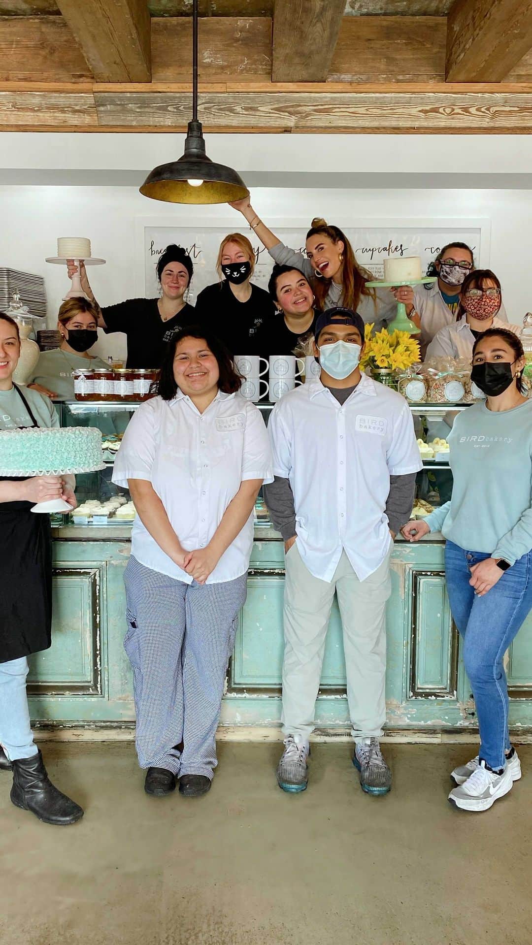 Elizabeth Chambers Hammerのインスタグラム：「In honor of Women’s History Month, sharing the last few weeks at our SA, Dallas, and Denver locations. I started my company 10 years ago today in honor of my grandmother and my mother. Strong, culinary, entrepreneurial women is what I know. Beyond thankful for the incredibly talented women who have helped build our @birdbakery—it takes a village and I’m so grateful for ours.」