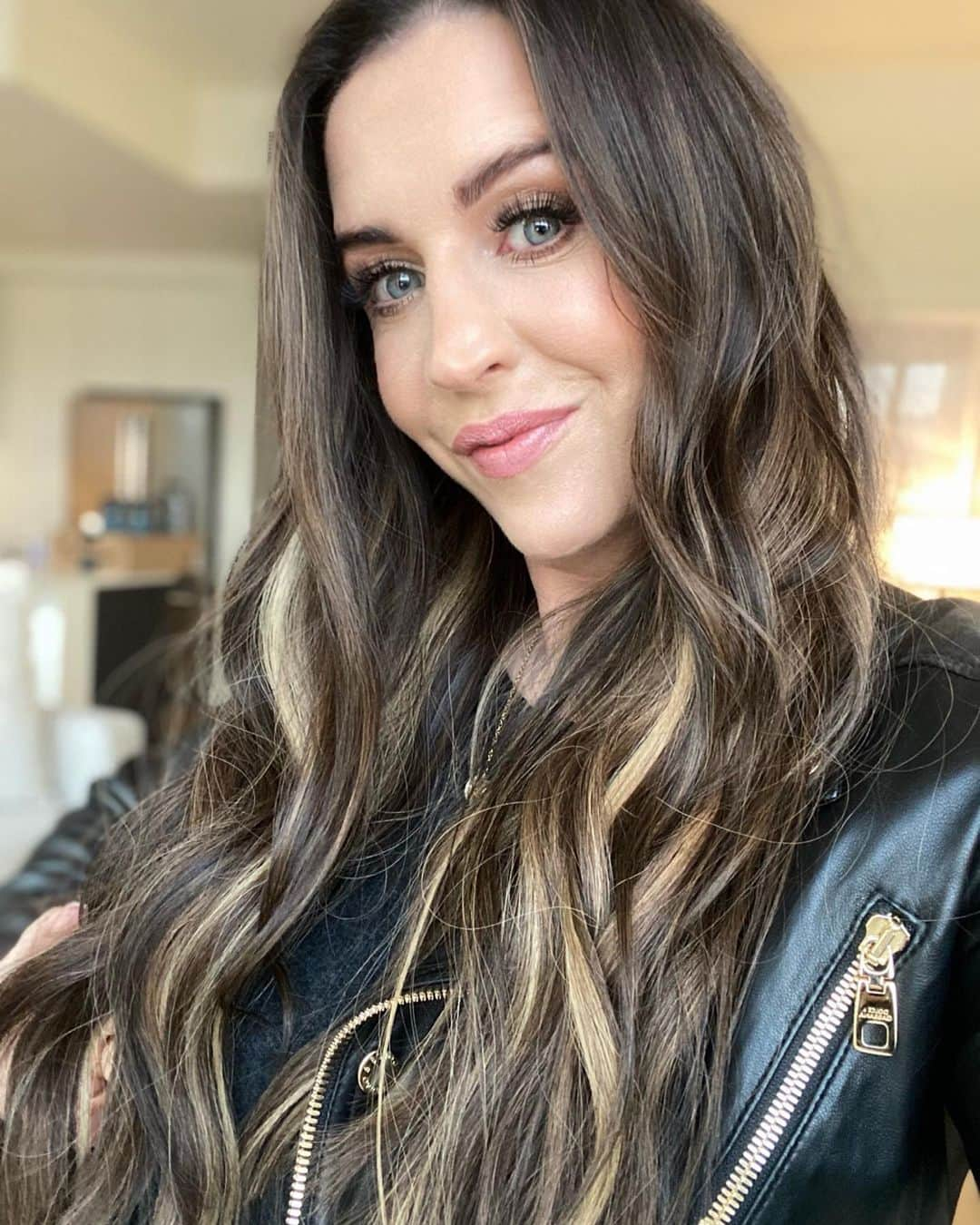 パティ・マレットさんのインスタグラム写真 - (パティ・マレットInstagram)「New hairdo 😍 So fun. I love it!  Thank you @hairby_chrissy 🥰」4月1日 2時47分 - pattiemallette