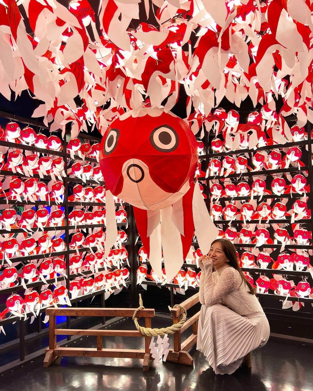 森川侑美のインスタグラム：「美の元祖は 人と違う個性から🐠 なるほどなぁ..🪩  年度初めらしい言葉だなと思い 上げてみましたぁ🌸 4/1というと12年経った今でも 新社会人の頃の気持ちを思い出します笑 個性が分からず悶々と📝してたあの頃の自分に 存在がもう個性だから大丈夫と教えてあげたい🫶🏻  この間、奈良ミ・ナーラの金魚ミュージアムにて🎪 何万匹と泳ぐ金魚達は皆んな唯一無二の姿で 揺ら揺ら〜🫧と泳ぐ姿に癒された時の写真☺️  #令和4年度#新年度#個性#金魚#奈良ミナーラ#金魚ミュージアム」