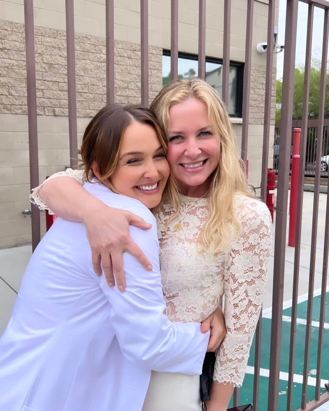 ジェシカ・キャプショーのインスタグラム：「Look whose loving arms I got to run into today...」