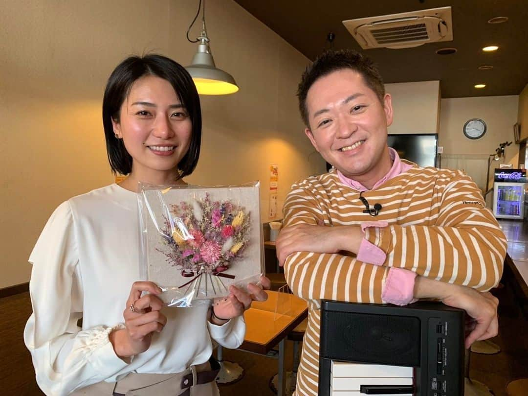 井上貴美のインスタグラム：「5年間ありがとうございました🌸 ついに卒業回の放送です。  最後は大好きな #イクスピアリ で過ごさせて頂きました。 そして、卒業セレモニーは #倉一廊 さんで。  洋一郎さんからの粋なサプライズと、ロケでもお世話になりました #cuccuma さんのプリザーブドフラワー💐 心温まるプレゼントでした🥲  倉一廊さんの特盛チャーハンで笑顔の卒業です😆  洋一郎さん、さおりん、支えて下さったスタッフの皆様、 そして番組を愛してくださった皆さん、 本当に本当にありがとうございました✨  放送は4/1〜15までです🤲🏻  #ぐるっとプラス市川浦安  #jcom」