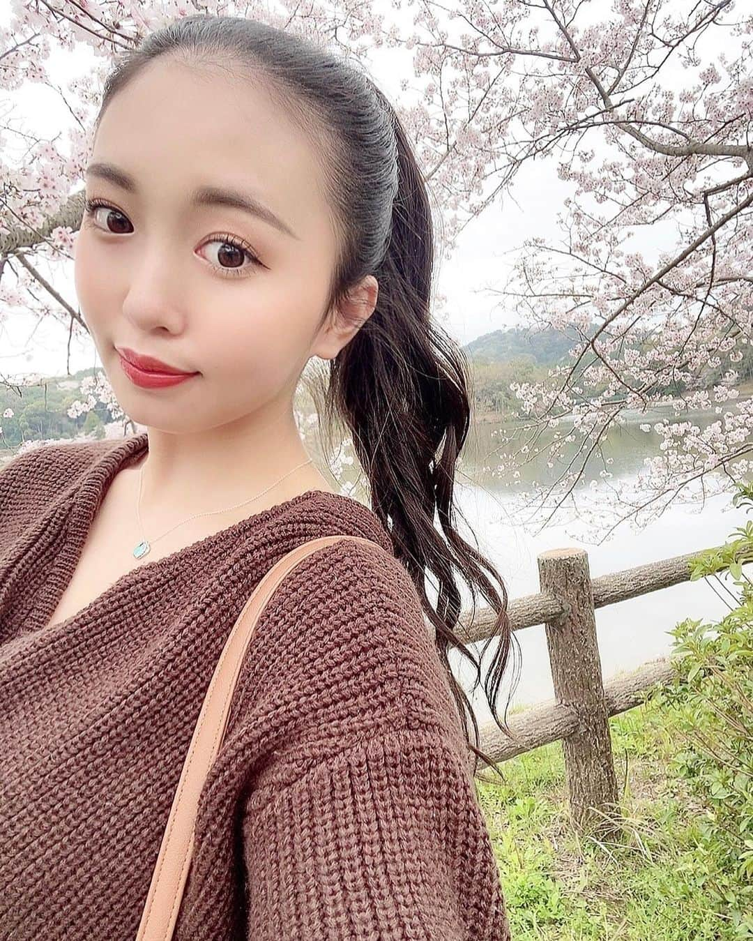 舞子さんのインスタグラム写真 - (舞子Instagram)「🫧 𝐴𝑝𝑟𝑖𝑙 🫧 ⋆︎* 3月末にドタバタ帰省しました！✈︎ 地元の桜もとっても綺麗だった〜✨💭  さて、今日から新学期ですね！☀️ もう大学3年生かぁ…📚本当にあっという間です…！🥹  今年は英語の検定も受けたいな〜！と思っているので、 学業も両立して頑張ります！❤️‍🔥  4月も自分の心のままに、 楽しく過ごしていきたいと思います！^^* みなさんも素敵な日々をお過ごしください♡ ⋆︎* #spring #4月 #新学期スタート  #いよいよ #大学3年生 #fight ⚐ﾞ #🌸」4月1日 13時11分 - maiko___official