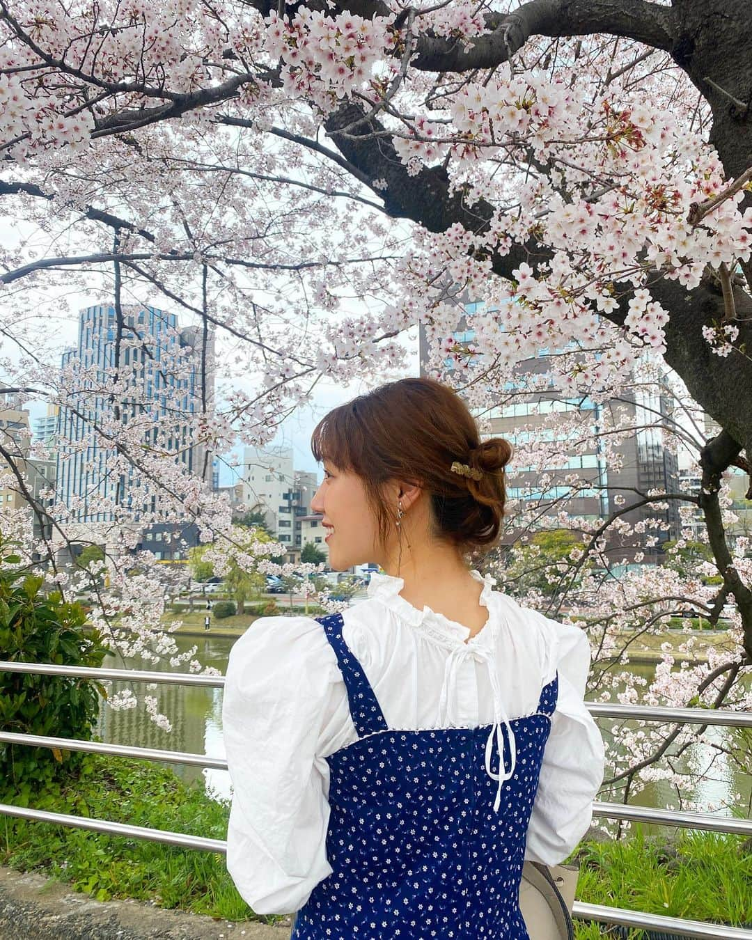 黒田りささんのインスタグラム写真 - (黒田りさInstagram)「🌸  のんびり桜を見てお散歩🚶‍♀️ 楽しかったなあ☺️  ヴィンテージワンピに合わせて、ヘアアレンジした🥺✌️🤍  #古着#ヴィンテージワンピース#古着コーデ#スニーカーコーデ#簡単ヘアアレンジ#アレンジヘア#ピンアレンジ」4月1日 13時40分 - kurorisa_14