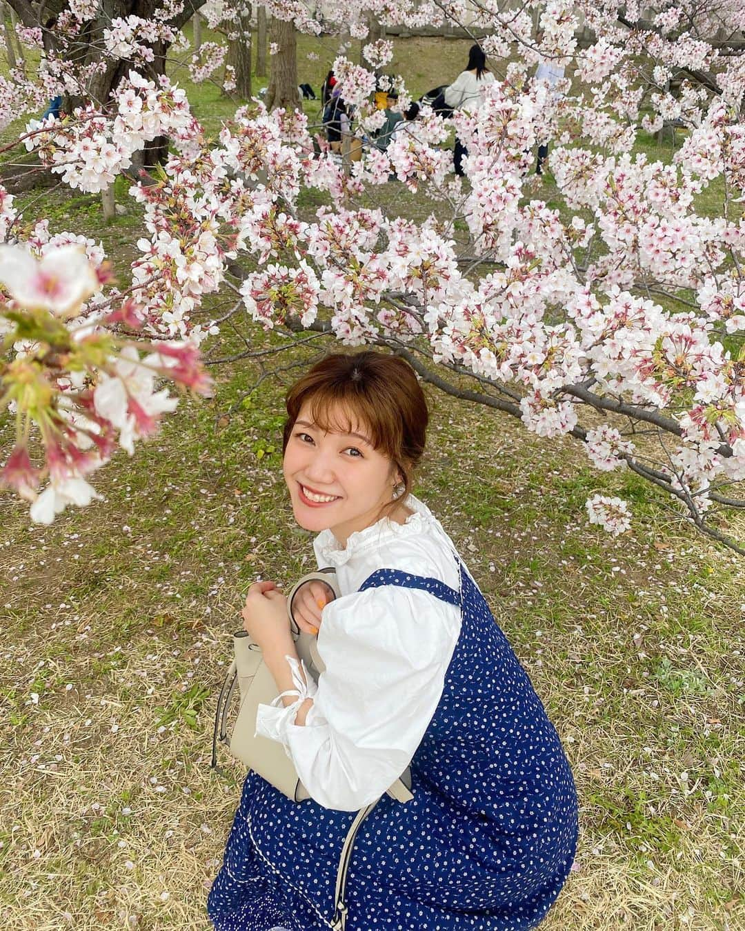 黒田りささんのインスタグラム写真 - (黒田りさInstagram)「🌸  のんびり桜を見てお散歩🚶‍♀️ 楽しかったなあ☺️  ヴィンテージワンピに合わせて、ヘアアレンジした🥺✌️🤍  #古着#ヴィンテージワンピース#古着コーデ#スニーカーコーデ#簡単ヘアアレンジ#アレンジヘア#ピンアレンジ」4月1日 13時40分 - kurorisa_14