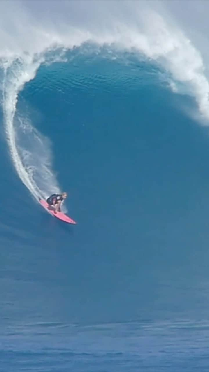 フェリシティー・パルマティアーのインスタグラム：「I’ve dedicated my life to reading the ocean. This isn’t something you can be taught in class, this is something you can only learn doing, over and over again.   Looking back through the archives and feeling grateful for everyone that has put the time into helping me pursue my dreams and to my team who is still supporting me today 🙏🏽 #bigwavesurfing #bigwave #peahichallenge #peahi」