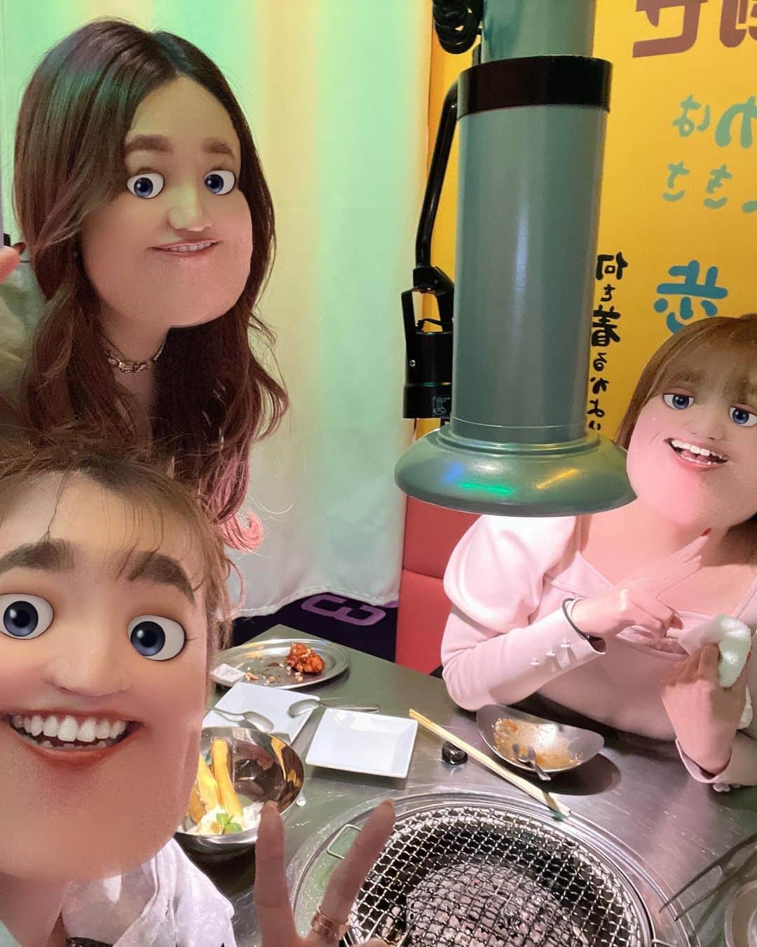 桜井莉菜さんのインスタグラム写真 - (桜井莉菜Instagram)「かなちゃん @kanaxxy_0421 と 編集長 @aneageha と 【 @toriyaki_daigaku 】でご飯 ❤️❤️❤️ 焼肉の鳥バージョンだから、 ヘルシーだし良き🥰❣️ でも、チーズボールとかフライドポテト頼んでるから結局ヘルシーじゃなくなってるけどね🤣w だって全部美味しいんだもん🙈💕 そして編集長が、最後に かなちゃんちのしーくんと、 私のおじいちゃんにってお花くれた🥺🌸 こーゆー気持ちが本当に沁みる🥲💗  #トリヤキ大学#とりやき#六本木#六本木グルメ」4月1日 13時48分 - rina__sakurai