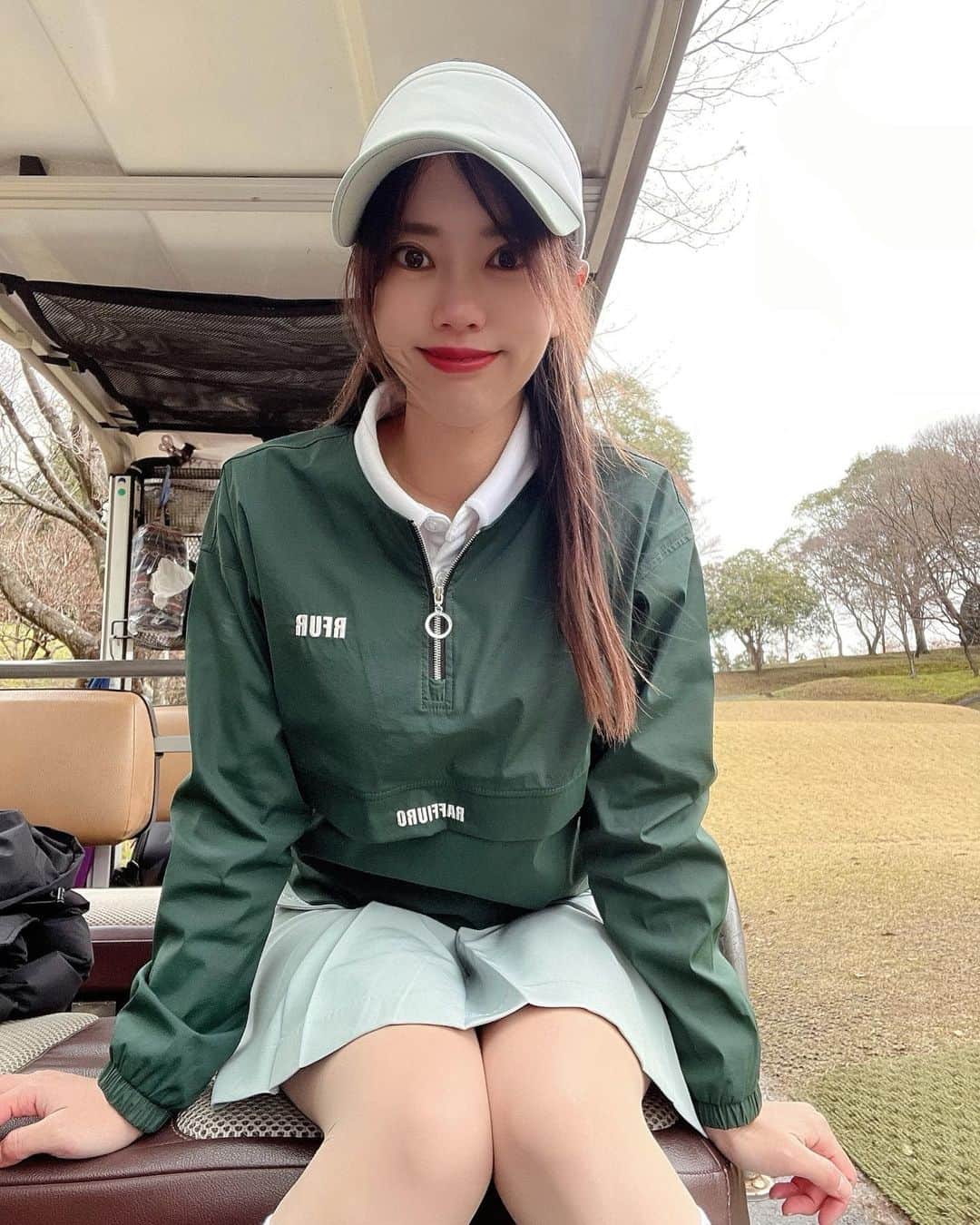 hina2221のインスタグラム：「グリーン🤍💚 ホールインワンしました✨😜 と4月1日だから嘘つきたいところですが今日も下手下手です😜 . . .  #ゴルフ女子#ゴルフ男子#ゴルフ初心者#ごるふ女子#ごるふ男子#ゴルフ女子初心者#レザレクション#レザレクショントウキョウ#ゴルフコーデ#ゴルフウェア#インスタゴルフ女子#ゴルフ好き##インスタゴルフ部#ドライバー#スイング動画#巻き髪ロング #ゴルフウェア golfgirlsofinstagram#高尔夫#日焼け」