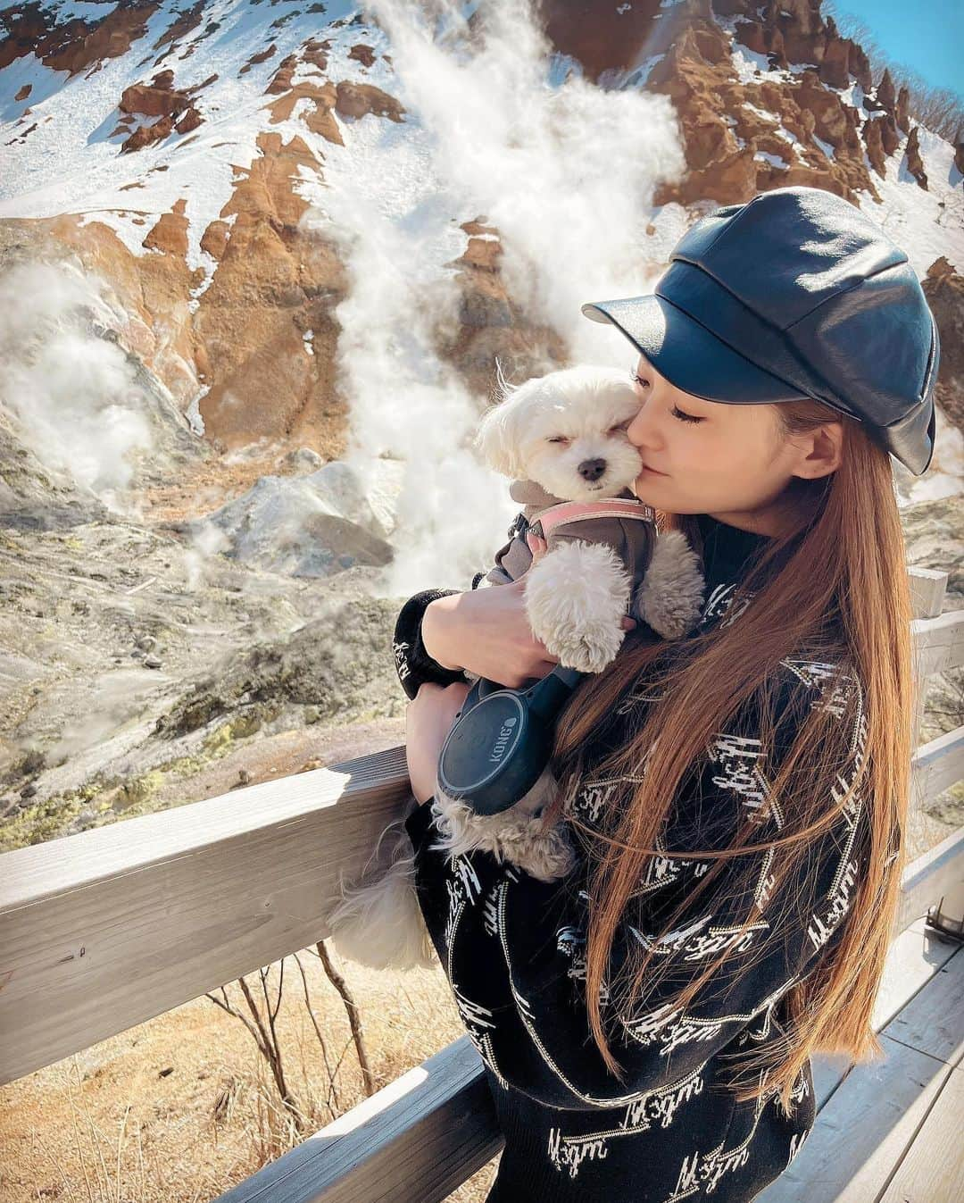 星乃麻梨花のインスタグラム：「母子共に元気です🐶💓💓  マロと一緒に登別温泉いってきたよ♨️  登別におばあちゃん家があるから 行きも帰りも寄ってきた♡ 多分コロナ流行ってから行ってないから2年以上ぶりかな！？ 温泉のご飯よりも格別に美味しいうちのおばあちゃんご飯🍚💖💖💖  姪っ子にたくさん遊んでもらってマロも大満足🐶💓  写真は地獄谷にて📸  窓から雪がチラチラと降ってるの見えたけど、見間違いかな？笑 4月ですよ、、 いい加減ちゃんと春になってくださいね。北海道さん🙄☀️  #登別温泉 #地獄谷」