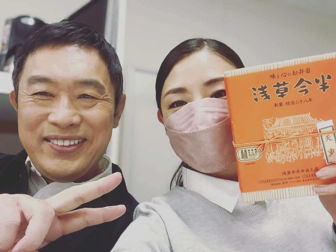 のインスタグラム：「🍱  大尊敬の大先輩 内藤さんからの 差し入れのお弁当🍱 美味しかった🙌♡  ドラマ 警視庁強行犯係 樋口顕 -暁鐘- 4月4日月曜 夜8時から放送 📺 お楽しみにー！  #強行犯係樋口顕  #暁鐘  #テレビ東京　 #内藤剛志 さん #moemikatayama」