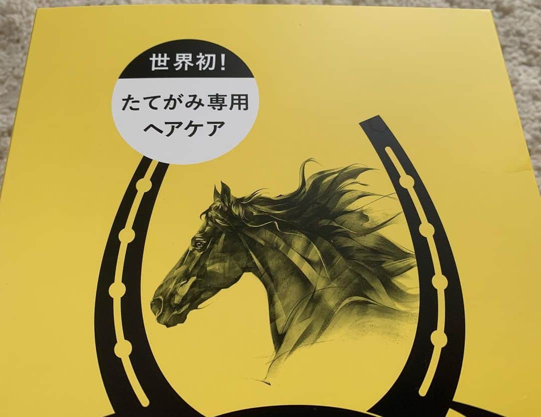 忍成修吾のインスタグラム：「今朝荷物が届いて何かなと思って開けてみると！ ・ ・ ・ ・ ・ ・ ・ ・  エイプリルフールギフトでした！  中は人間用のシャンプー・トリートメントでした。  有難う御座います。」