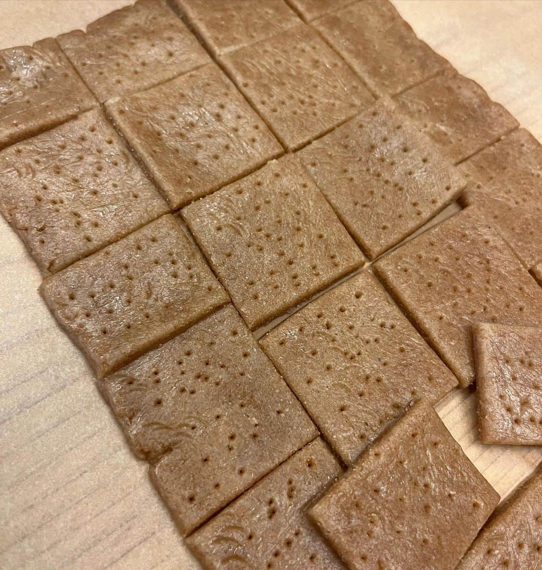 工藤静香さんのインスタグラム写真 - (工藤静香Instagram)「全粒粉にオリーブオイル、てんさい糖、豆乳で作ったクッキーに好きな物を乗せて💕 私はアボカド🥑サーモン、いくら、レモンの組見合わせが大好きです。」4月1日 14時10分 - kudo_shizuka