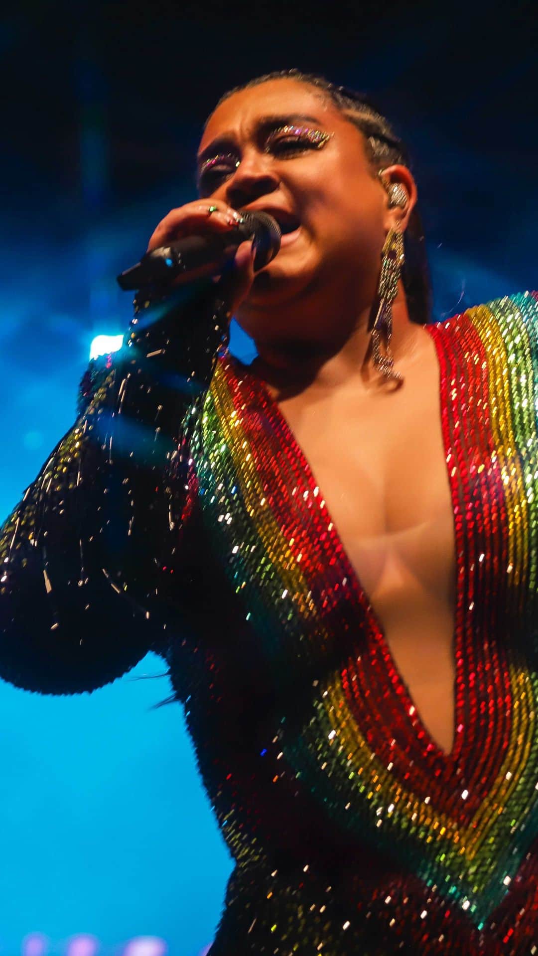 Preta Gilのインスタグラム：「Aí meu Rio, eu poderia passar a semana toda falando desse dia, viu? Foi lindo! ❤️  Esse vídeo mostra um pouco dos bastidores e minha ansiedade para esse dia tão esperado, para todos sentirem a vibe incrível que estava!!!  Obrigada meus fãs, meus convidados, meus músicos, meu ballet, minha equipe e produção e todo mundo que fez desse retorno, ser mágico!  Me contem nos comentários, em qual cidade querem o @blocodapreta? 👀  #blocodapreta」