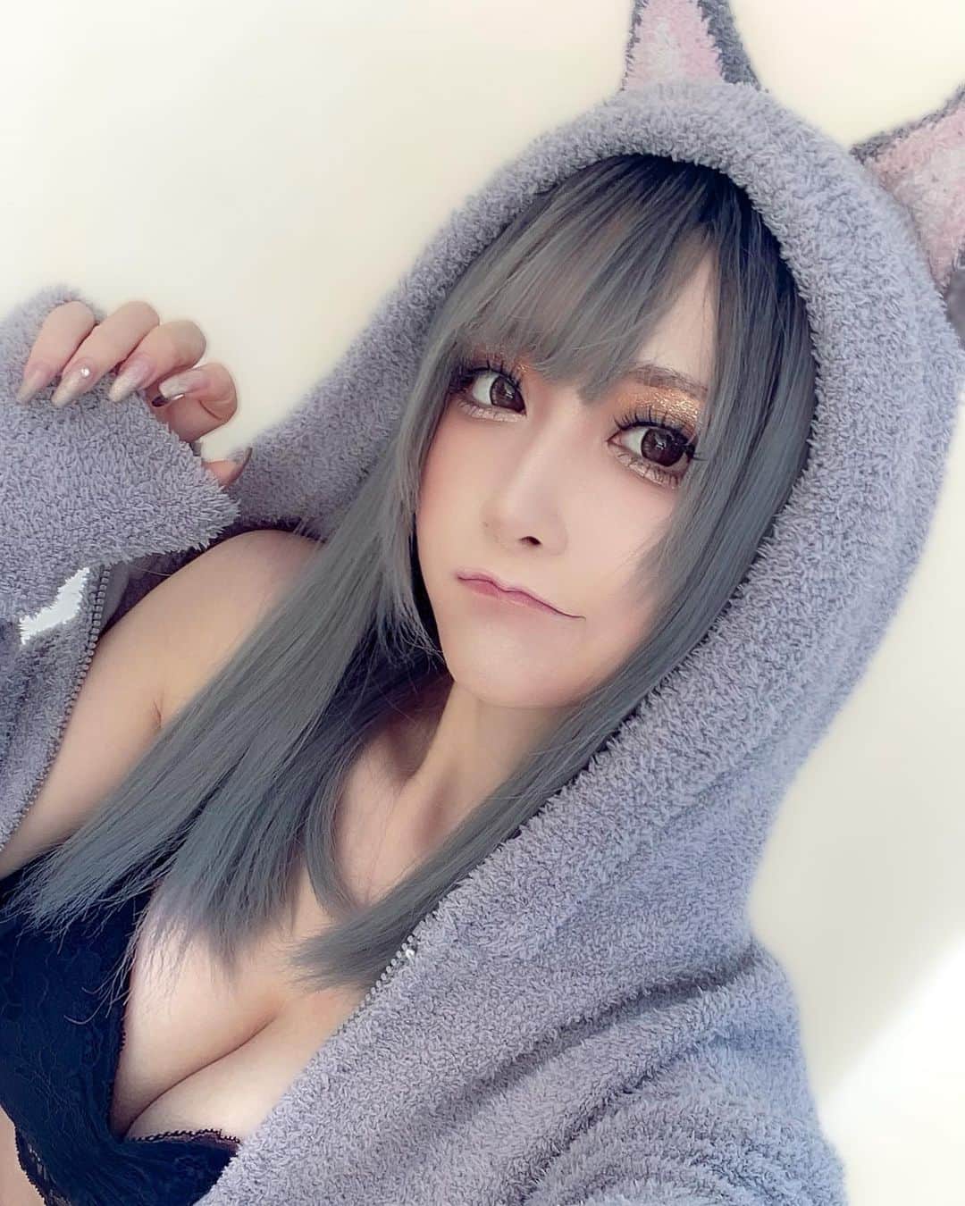 華密美琉さんのインスタグラム写真 - (華密美琉Instagram)「眠いのに起きてえらいにゃ〜！ 猫は毎日早起きだから 起こしてあげるにゃんよ(=^ェ^=)  起きた？？  今後のスケジュールのお知らせ🌼  4/3 Charapa+サークル参加 頒布時間：11:00～16:00  アフターパーティ：16:00～18:00 サークル配置場所：C01 📸撮影やチェキや頒布物あります📸  4/16 一日店長まいふぇいぶカフェイベ 🎀まいふぇいぶ渋谷店×カモミール🎀 13:00〜21:00 場所は神宮通りにある"パセラ"の地下1F 🎤ライブステージ🎤 🍞コラボメニュー🥂 🍖フードやドリンクは590円〜🍣 あの有名なハニトーとコラボするよ！ カモミールのハニトーが食べれるのは まいふぇいぶだけーーー！！  その他スケジュールはブログや ツイッターに載せるので チェックお願いします！」4月1日 6時08分 - chamomile_chami