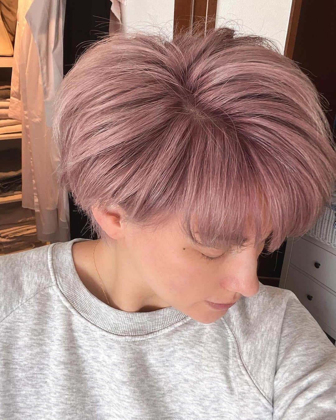 梅宮アンナさんのインスタグラム写真 - (梅宮アンナInstagram)「ヘアのカラーですが、  だんだんと、色落ちをしていくこの流れが好きでして💕  カラーをした日から5日目辺りが一番好きな色になる💕  後は、髪を洗う時、カラーシャンプーや、  カラーマスクを使って  自分で調節をしていきます😊😊  #ヘアブリーチオンカラー  #ブリーチしないと好きなカラーにならない #ヘアカラー #カラーシャンプー」4月1日 6時43分 - annaumemiya