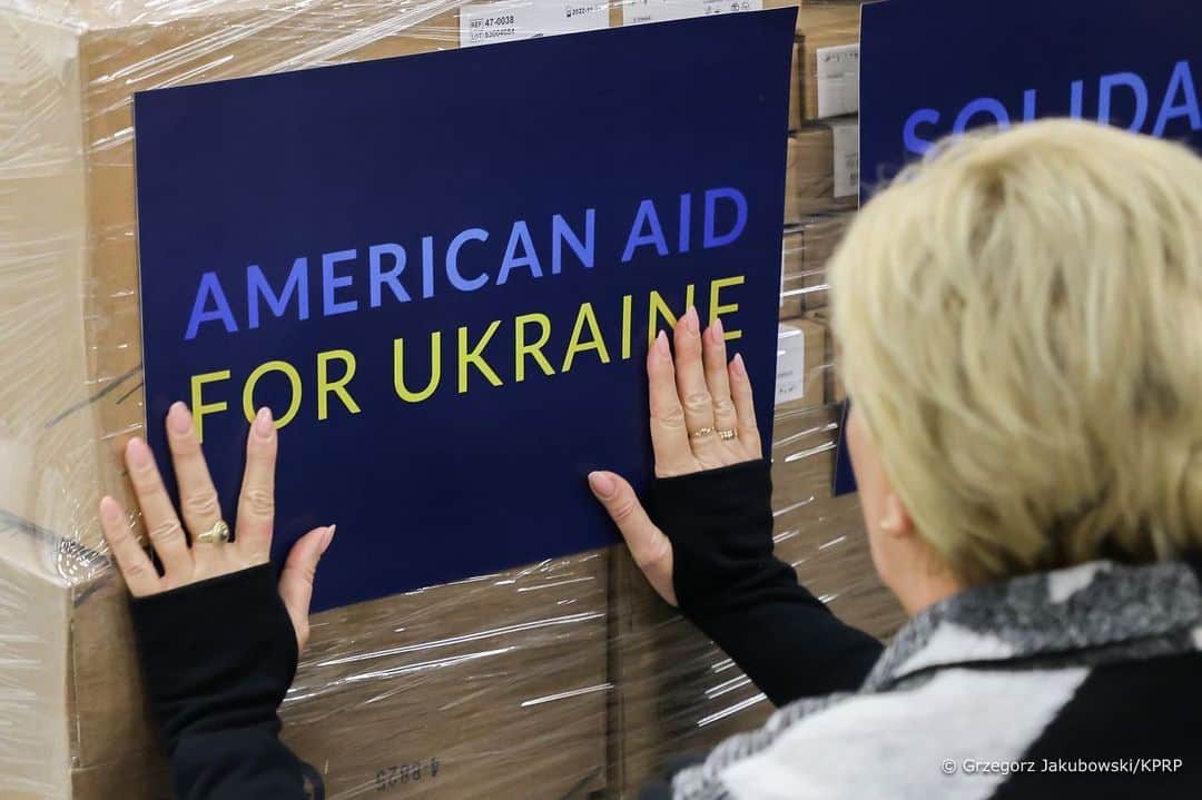 イヴァンカ・トランプのインスタグラム：「I feel humbled to have been asked by the Polish Government to assist in sending urgently needed medical supplies to Ukraine via Poland.  We have procured enough medicines, equipment and medical supplies to fill more than five C-130 Hercules cargo planes!  Grateful for the hard work and big hearts of all our partner in this effort. 🇺🇦 🇵🇱 🇺🇸」
