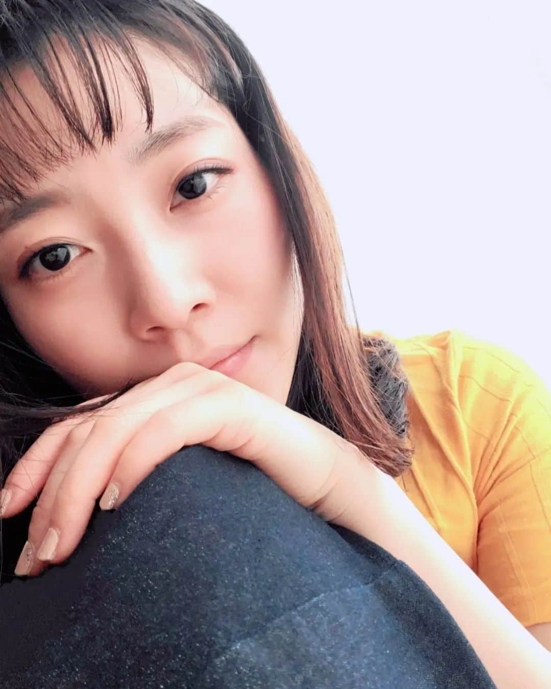 のインスタグラム：「ご報告。  一緒に写っているのは  かねてよりいつも私を支え  つまずきそうな時には  身を呈して守ってくれ  どんな無茶をしても  許してくれ  共に歩み、走ってきた 私の大切なパートナー  　  　 　  　 私の……"膝"です😂😂  エイプリルフールでした~😆 誰かの肩にもたれているように見えて 私の膝でございます。 久しぶりにイタズラ考えるのワクワクしたぁ!!  皆さんも楽しい4月1日をお過ごしください😁  #エイプリルフール #膝のご報告 #イタズラ #4月1日」
