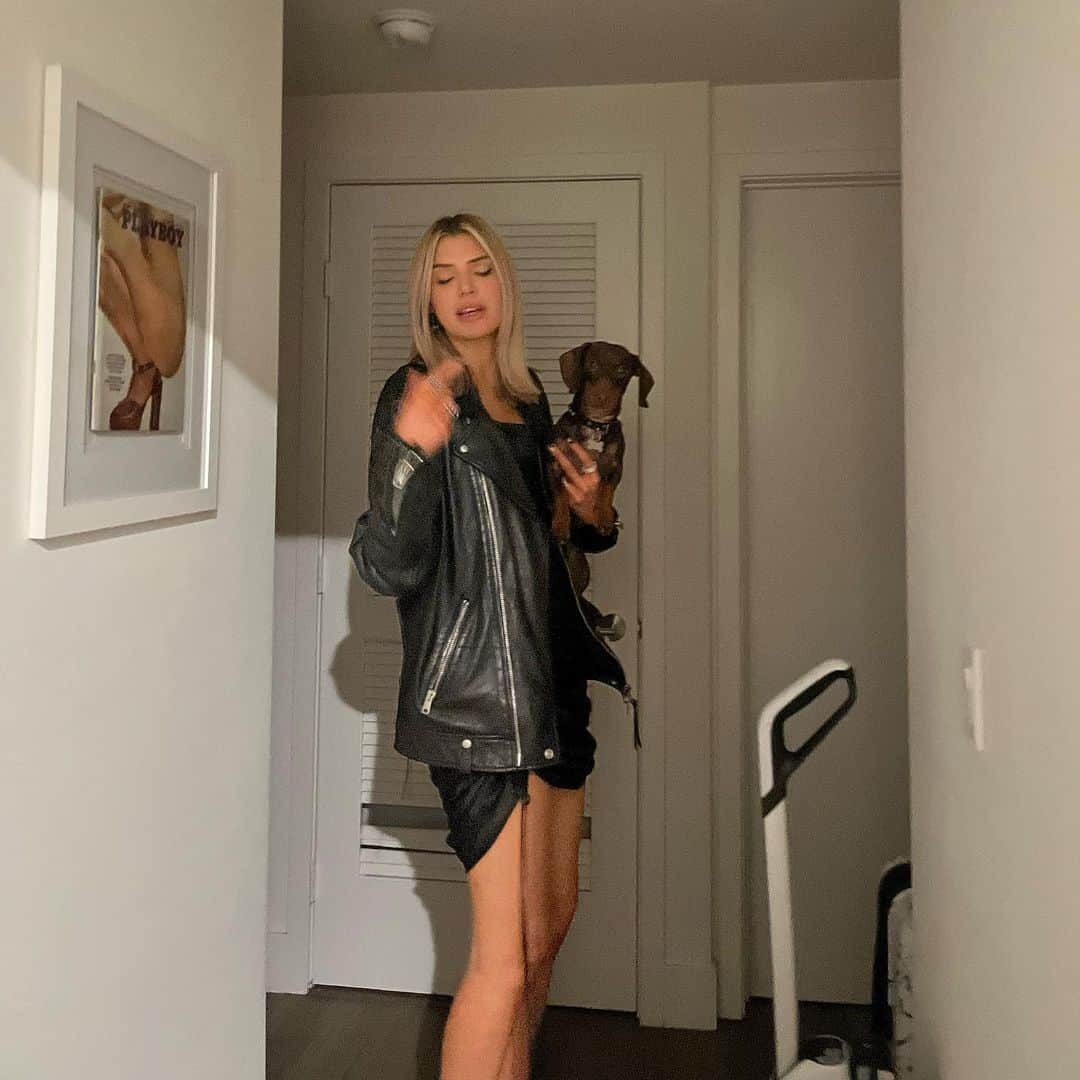 アリッサ・ヴァイオレットのインスタグラム：「i’m not a regular dog mom, i’m a cool dog mom」