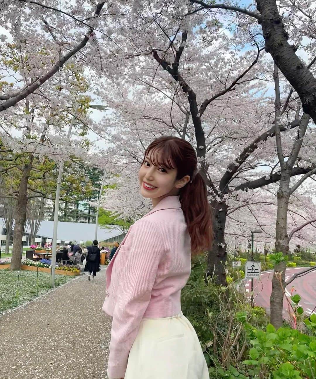 あべなつきさんのインスタグラム写真 - (あべなつきInstagram)「桜のなかでお散歩〜🌸  ポニーテールして ピンクのジャケットで ガーリーなコーデ🌸🤍🥰  Jacket: @zara  Tops: @uniqlo  Pants: @redyazel」4月1日 14時26分 - i.am_natsuki_