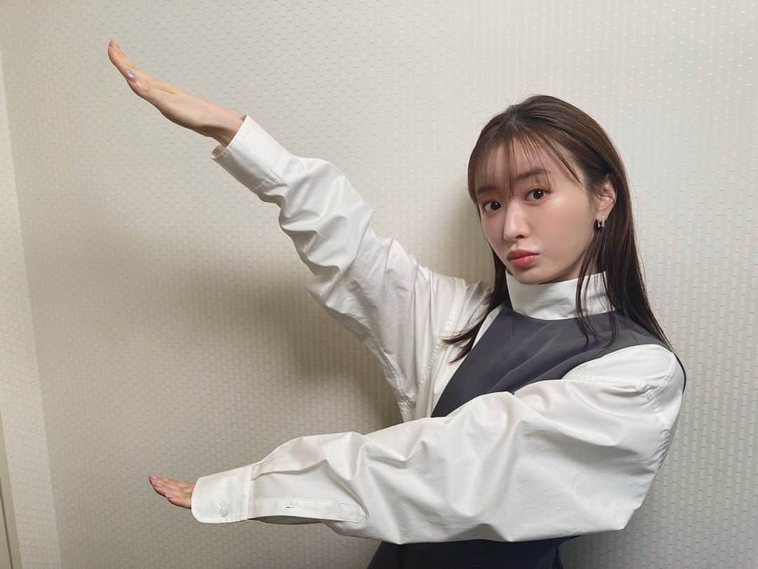 松本まりかのインスタグラム：「しゃきーん。 今からスッキリ生出演出るよ😗  #名探偵ステイホームズ @stayhomes_ntv   これからもステイホームズと妖怪の番宣が続いてゆきます。 久々に沢山バラエティやってます。放送終わっちゃったのもいくつかあるけれど、まだまだあるからよかったら見てね🙃  さぁ今日はもう一本❗️あともう一息！がんばるぞー  明日は #千鳥かまいたち  明後日が #名探偵ステイホームズ 放送当日🐳  TOPS @nicolasjenson ONEPEACE @ujoh.official  HAIR & MAKE-UP @ishikawayuki_hairmake  STYLING @kogisonofuku」