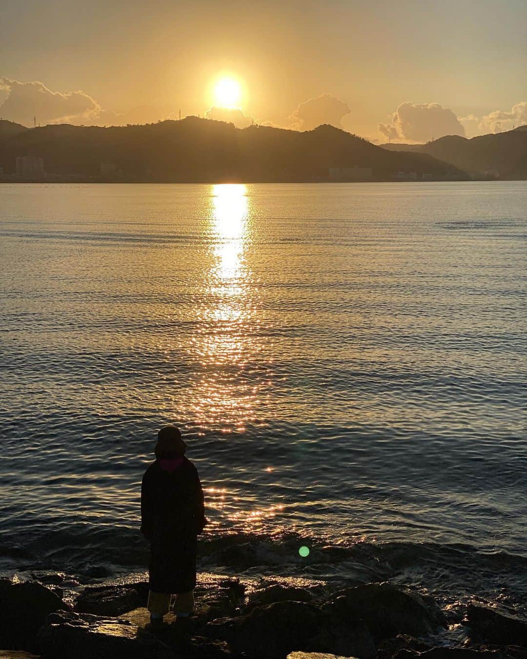 稲垣来泉さんのインスタグラム写真 - (稲垣来泉Instagram)「. #4月1日 . 新年度がはじまりました。 私は小学6年生になりました。 . どんな1年になるのかドキドキ楽しみです。 . . . 沖縄ロケの時に 朝早く起きて日の出を見に行った時の写真です。 太陽がとても大きくて しばらくずっと見ていました。 太陽が出たら周りがあったかくなって ねこちゃんも日向ぼっこしていました。 . . . #新年度 #月の初め #日の出 #新しい #スタート #何か新しい事を始められたらいいなぁ . #毎日投稿 #少しでも皆さんの1日の楽しみになれたらいいな . 皆さんにとって良い1年になりますように。」4月1日 9時26分 - kurumi_inagaki