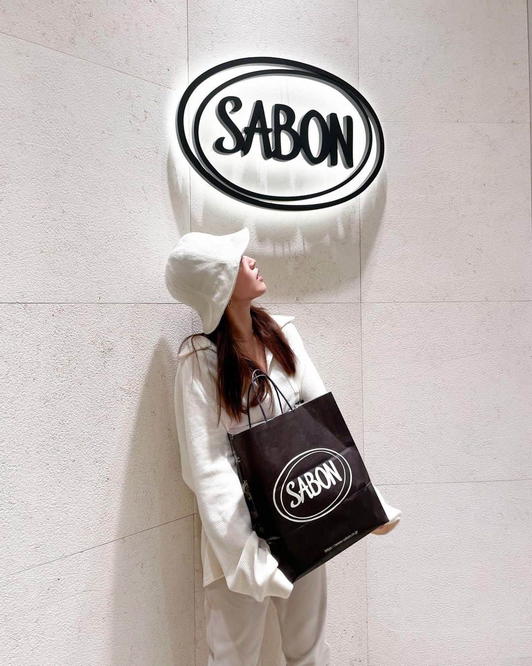 阿島ゆめのインスタグラム：「🌹 . . SABON I'Atelier SPAが 3月30日からオープンとのことで、 一足先にオープン前のパーティーに お呼ばれされてきました🫧 . SABON世界初のスパが常設されてて セラピストさんによる オールハンドのトリートメントを 体験できるんだって🫶🏻🌼 . 店内に飾られていたドライフラワーは 色々な理由で廃棄されてしまうような お花たちを使ってアップサイクル されています🌼 今なら限定でフラワーシャンデリアも🌸 SABONの香りも加わり とっても高級感のある空間で ときめきが止まらなかったぁ #SABON #SABONiʼatelierspa #sabonad」