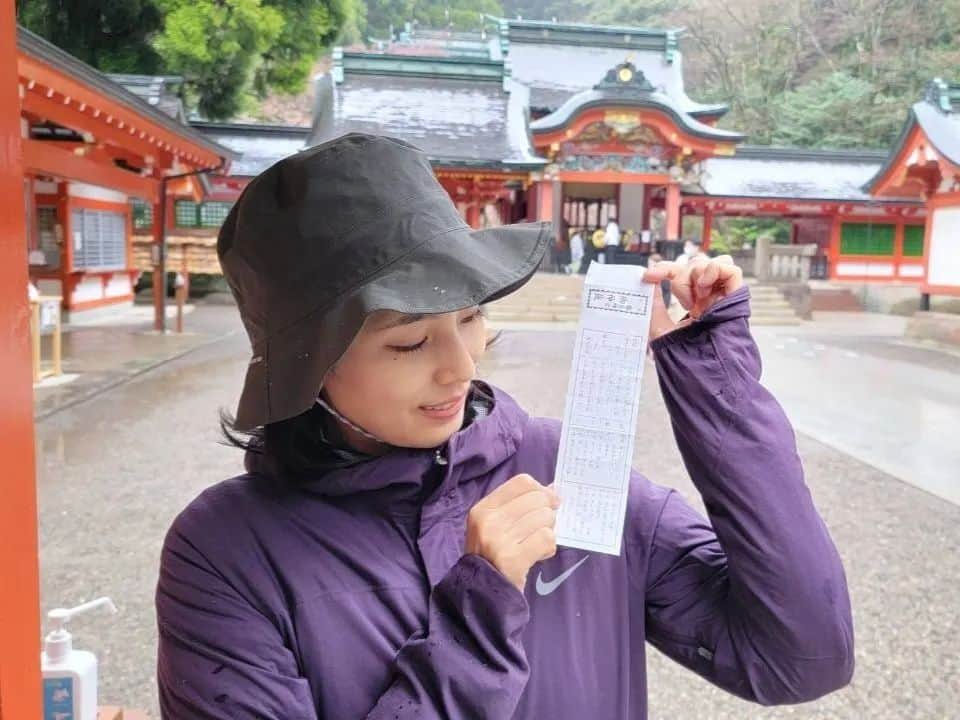 本仮屋リイナのインスタグラム：「新年度、エイプリルフール、おひつじ座の新月。 新生活始まりの方、おめでとうございます🎊  そんな本日、31歳になりました☺️鹿児島にきてます🌸 おみくじは、大吉です💮  いつも見守ってくださる皆さまに感謝です🌷 ありがとうございます🥰  #幸先の良いスタートを切リイナ #霧島神宮  #新月  #誕生日 #亀石 #本仮屋は鹿児島の名字 #わたしのルーツ」