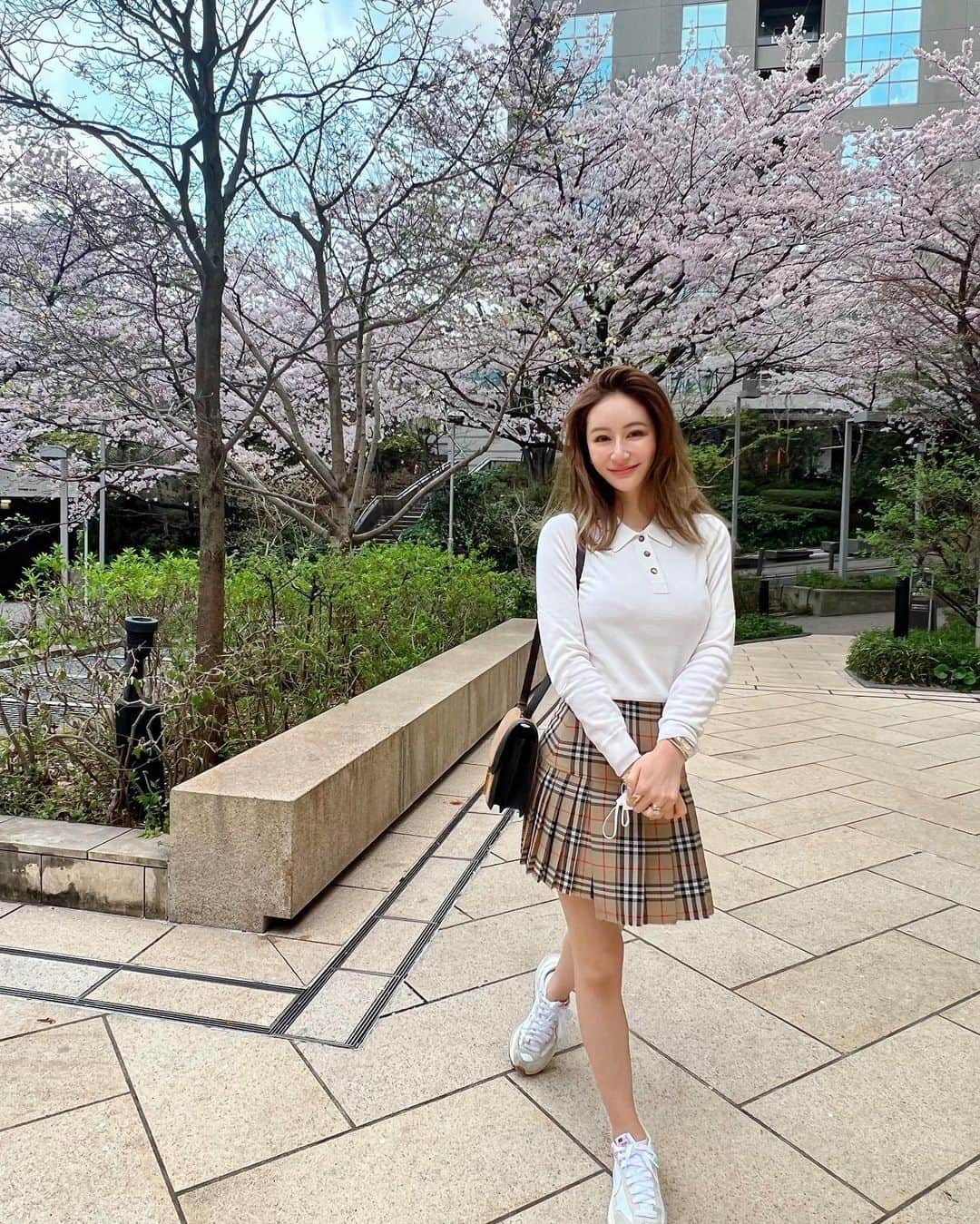 Reikaさんのインスタグラム写真 - (ReikaInstagram)「Feeling spring like I’m going back to school 😆  #ootd Tops @maisonmargiela  Skirt @burberry  Sneaker @nike @sacaiofficial」4月1日 11時11分 - reikamarianna