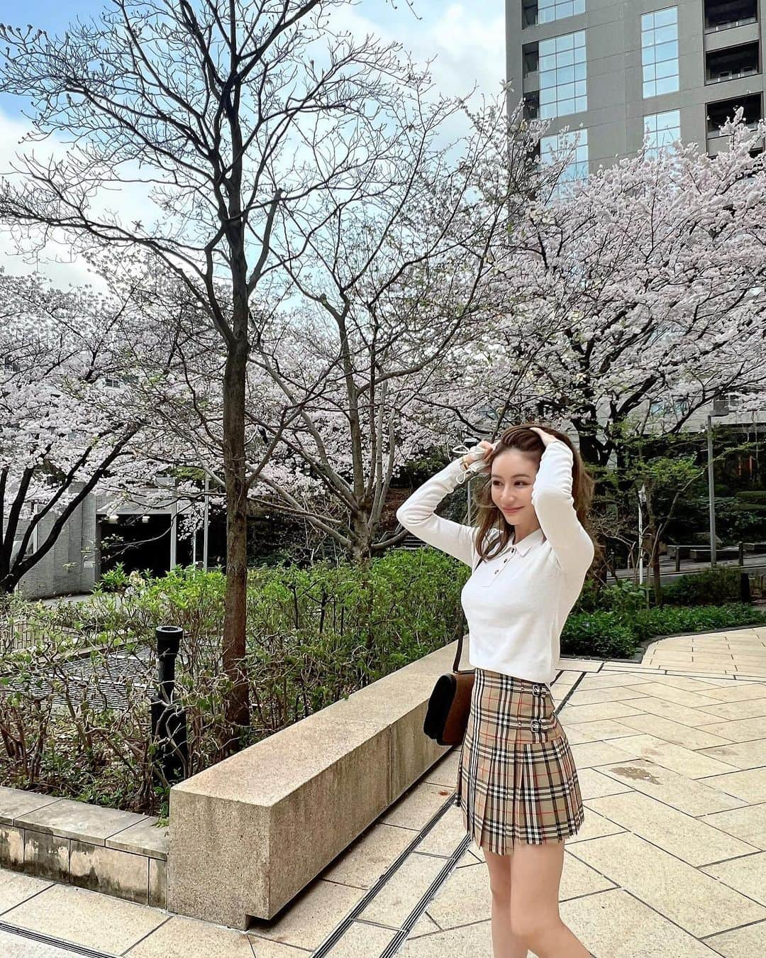 Reikaさんのインスタグラム写真 - (ReikaInstagram)「Feeling spring like I’m going back to school 😆  #ootd Tops @maisonmargiela  Skirt @burberry  Sneaker @nike @sacaiofficial」4月1日 11時11分 - reikamarianna