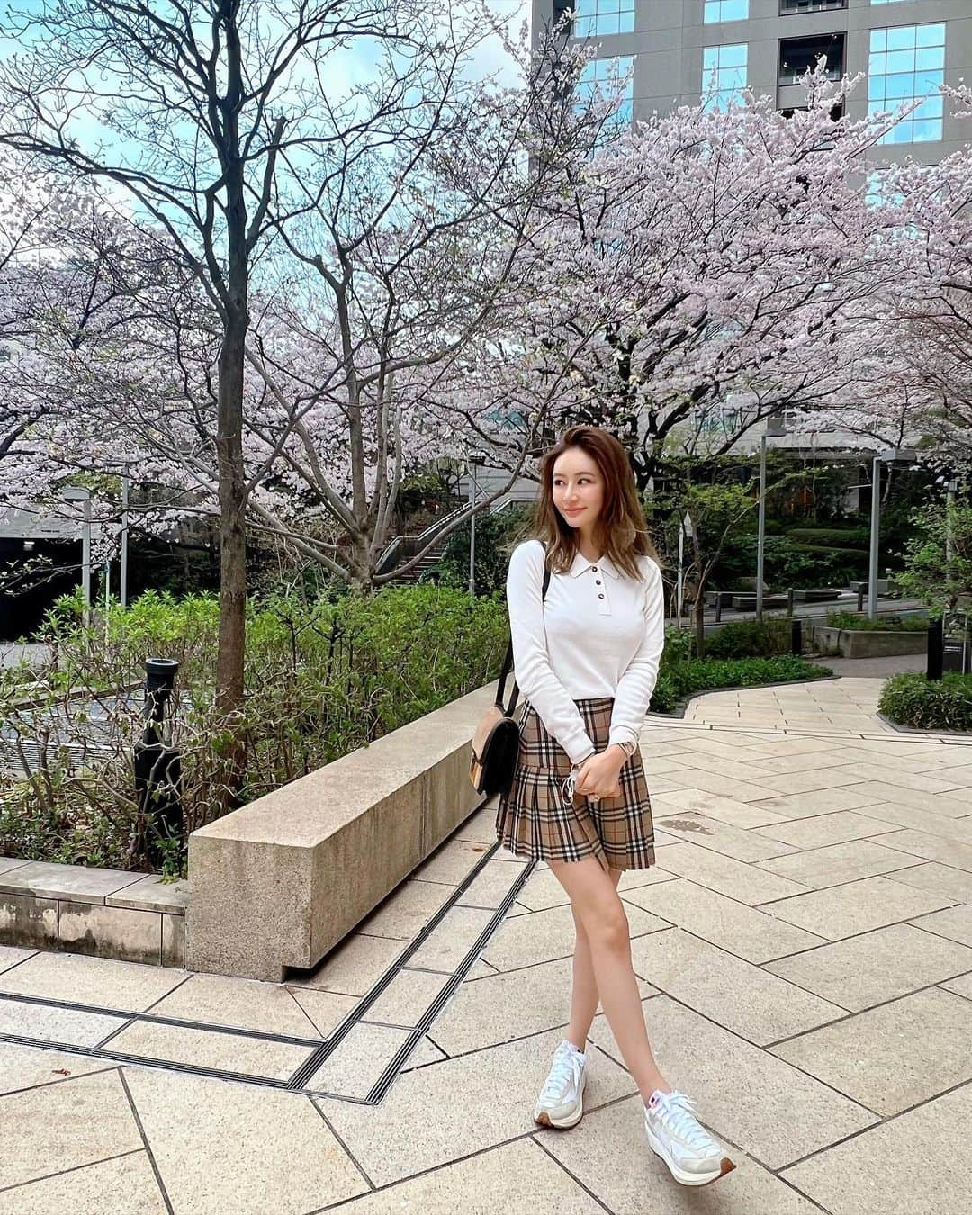 Reikaさんのインスタグラム写真 - (ReikaInstagram)「Feeling spring like I’m going back to school 😆  #ootd Tops @maisonmargiela  Skirt @burberry  Sneaker @nike @sacaiofficial」4月1日 11時11分 - reikamarianna