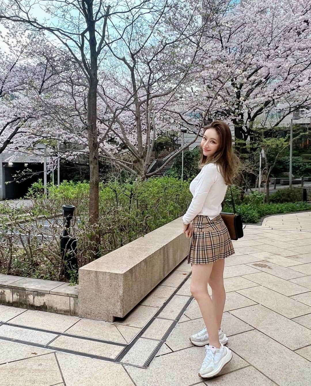 Reikaさんのインスタグラム写真 - (ReikaInstagram)「Feeling spring like I’m going back to school 😆  #ootd Tops @maisonmargiela  Skirt @burberry  Sneaker @nike @sacaiofficial」4月1日 11時11分 - reikamarianna