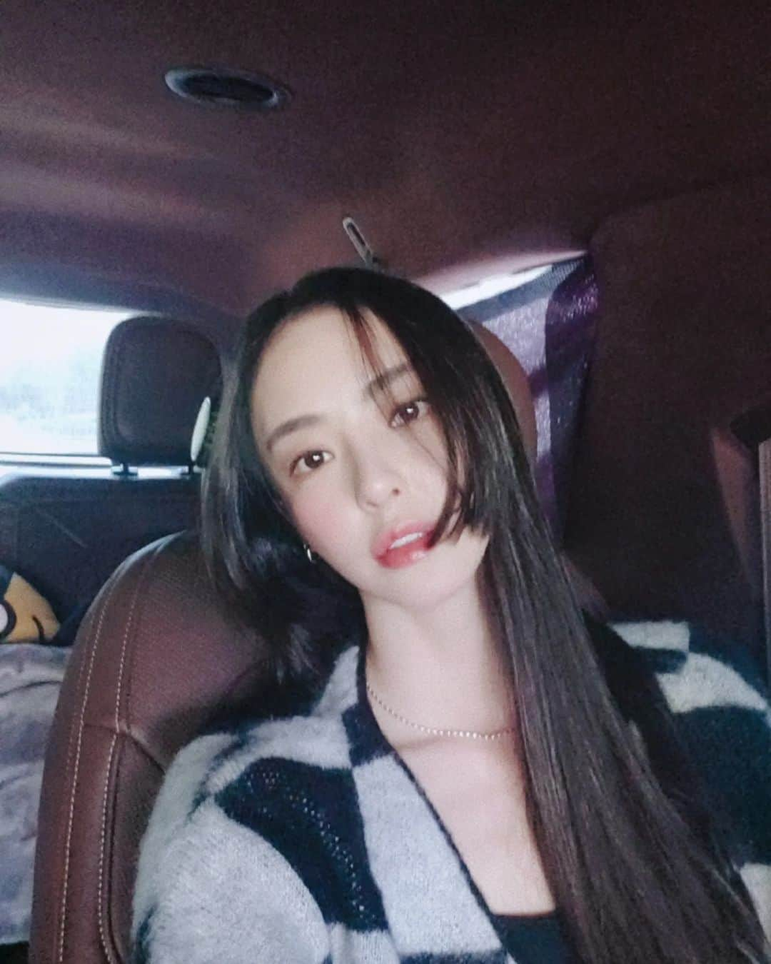 イ・ダヒさんのインスタグラム写真 - (イ・ダヒInstagram)「아일랜드 출근🙋‍♀️  (6개월 동안 입었는데...유정아 이 옷 언제 끝나..😧)」4月1日 11時23分 - dahee0315