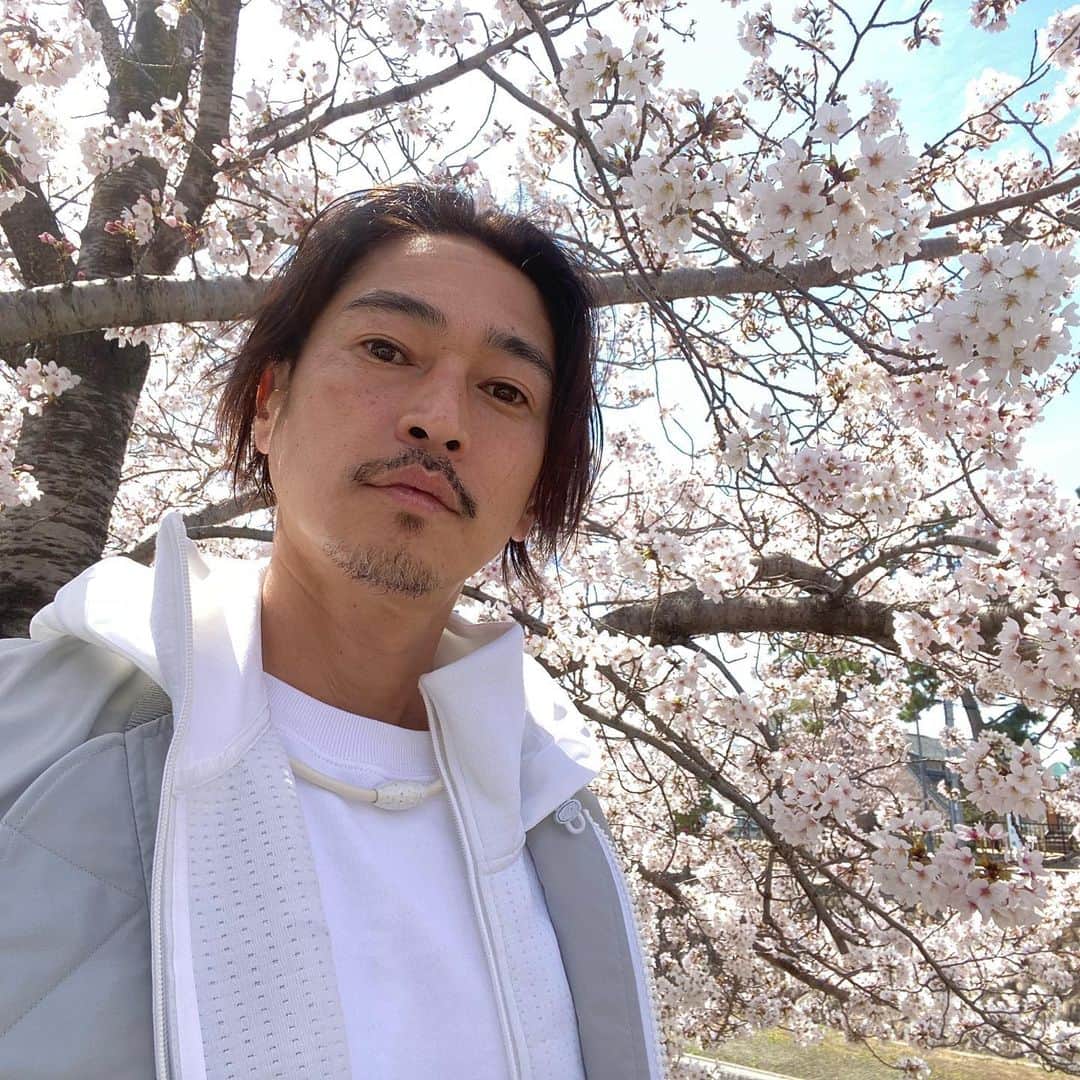 窪塚洋介のインスタグラム：「今日4/1にフォローしてくれた方には、  即フォロバ ＆即金5000万(口座振込) ＆無農薬野菜一生分 ＆"AQX"親善大使認定  です！🌸」