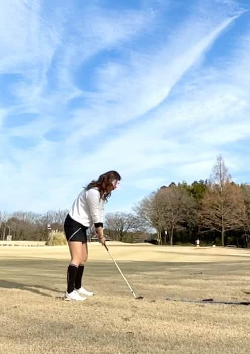 mikaのインスタグラム：「♥︎︎∗︎*ﾟ たまにはアイアン動画🏌️‍♀️ ． ． 最近やっと得意な距離が出来てきた ………気がする。た、たぶんw ． 🙆‍♀️80ydと50yd それ以外の距離はいまだに苦手😑 いつかアプローチ名人と呼ばれたいww ． ． ． #アイアン動画 #アプローチ #苦手克服したい #スイング動画 #ゴルフ #golf#ゴルフ女子 #golfgirl #골프여자 #女子ゴルフ #golstagram # #golflove #ゴルフ好き #ゴルフ最高 #ゴルフ上手くなりたい #みかゴルフ #mikagolf #高尔夫 #골프　#golfgirl #골프여자 #ゴルフウエア #ゴルフコーデ #インスタゴルフ女子 #ゴルフ男子 #ゴルフ好きな人と繋がりたい #ゴルフ女子と繋がりたい」