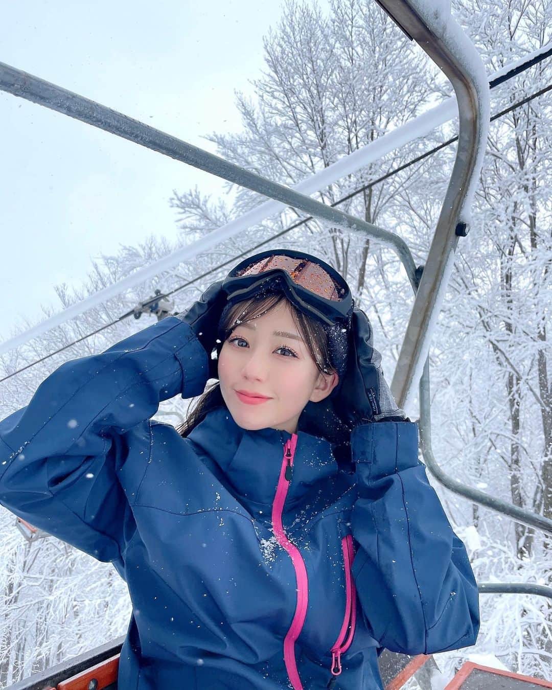 のインスタグラム：「一緒にリフト乗る？☃️❤︎  #スノボ #リフト #スノーボード #雪 #グラビア #グラビアアイドル」