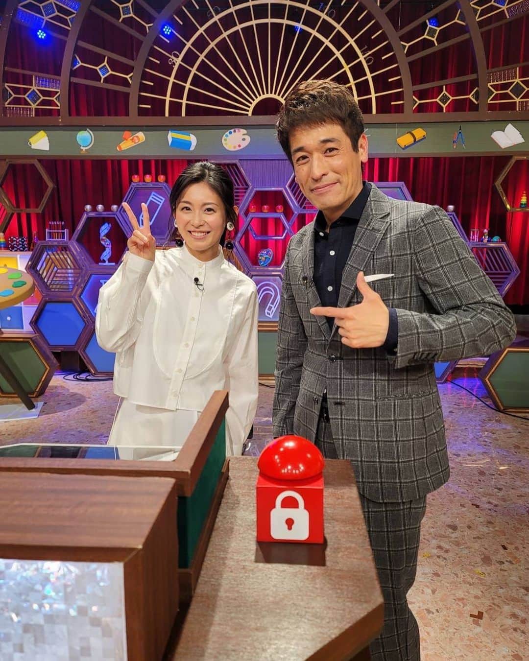 のインスタグラム：「. 【番組出演情報】  今夜7:00〜8:54📺 『クイズ！あなたは小学5年生より賢いの？ＳＰ』  #佐藤隆太 さんMCのこの番組に #本仮屋ユイカ さんが出演❣️  #パンドラの果実🍎🟥 キャスト陣のお2人が #小5クイズ🍎で共演します🌟  本仮屋さんは姉妹で出演👭 前回7問目で敗退した本仮屋姉妹はリベンジなるか⁉️」
